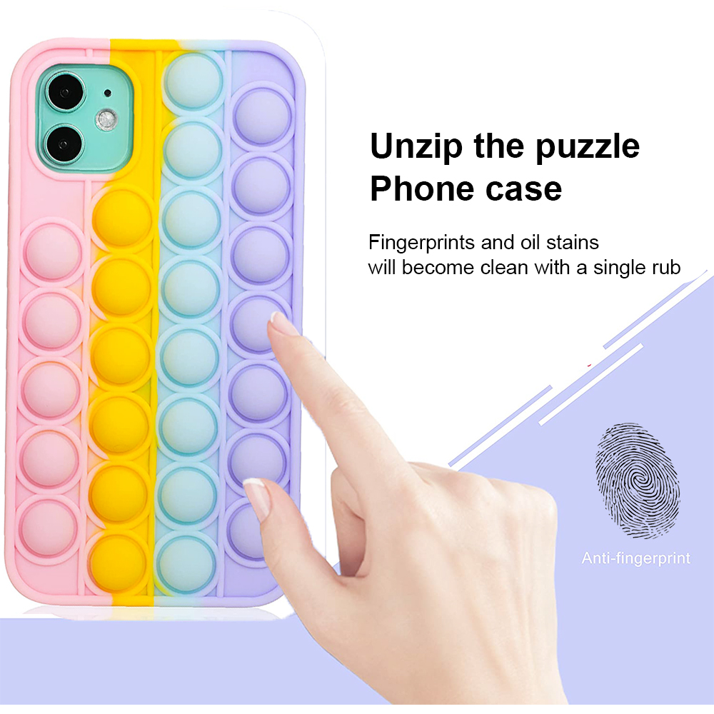 Eine Hand berührt eine Handyhülle mit Push-Bubbles. Die Hülle ist rosa, gelb, hellblau und lila.