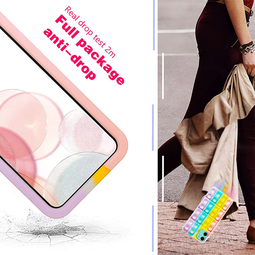 Eine bunte Handyhülle. Die Hülle ist rosa, gelb, hellblau und lila. Eine Frau hält sie.