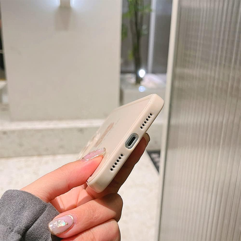 Eine Hand hält eine beige Handyhülle mit einer Bärengrafik und dem Spruch „HAVE A NICE DAY“.