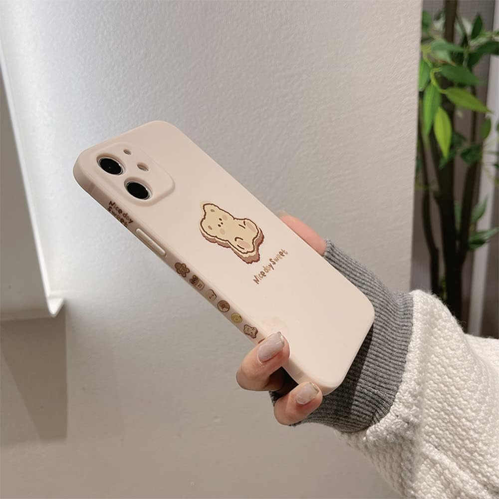 Eine Handyhülle mit Bärdesign in einer Hand. Die Hülle ist beige.
