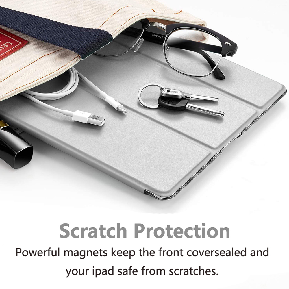 Ein silbernes iPad in einer Tasche mit Brille, Schlüsseln und einem Ladegerät wird gezeigt.