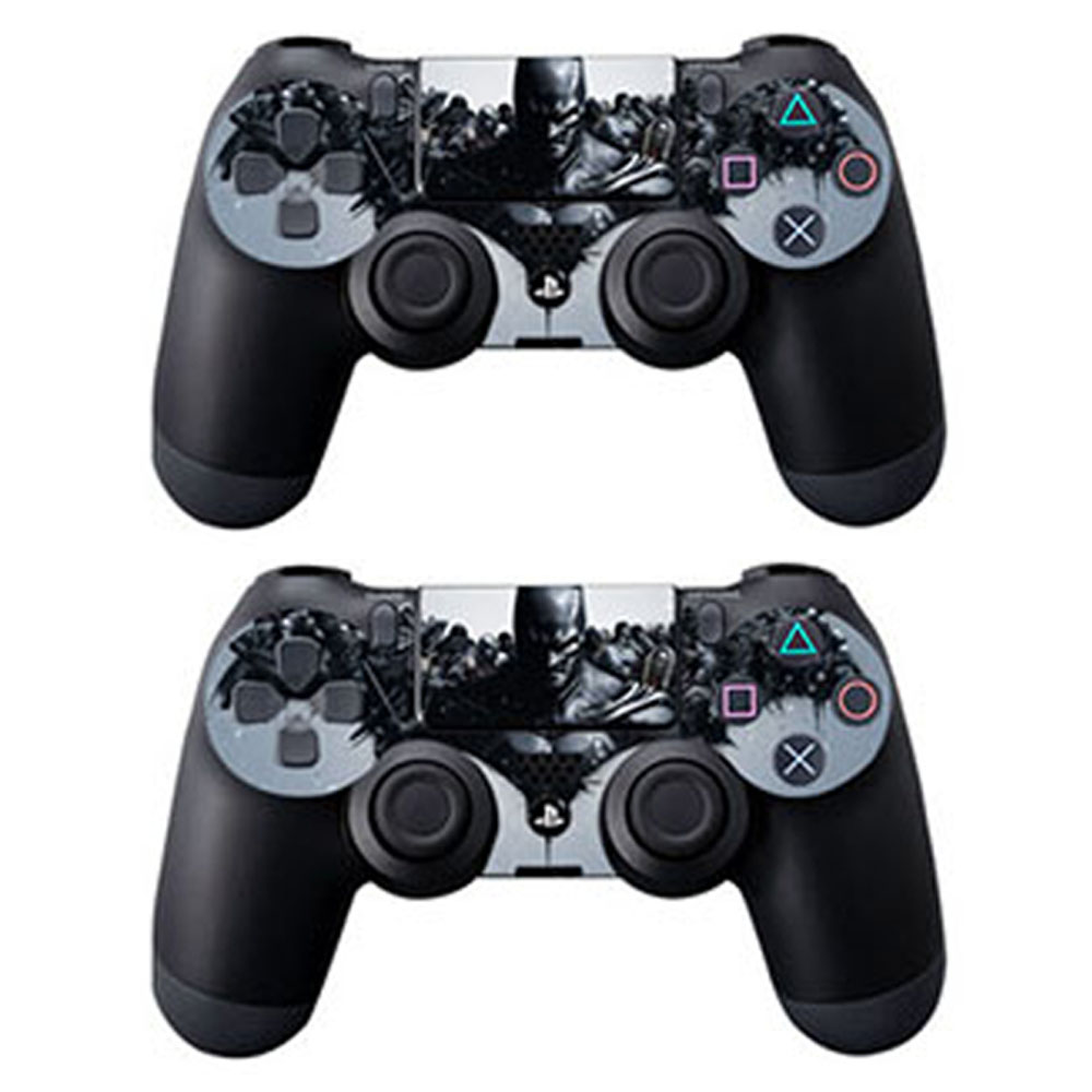 Zwei PlayStation 4-Controller mit Batman-Design, die Tasten und Joysticks detailliert zeigen.