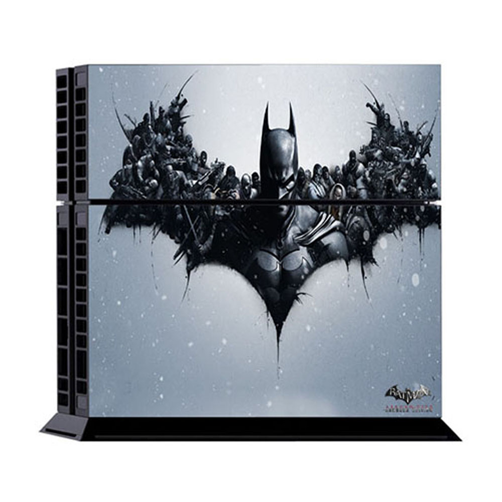 PlayStation 4-Konsole steht vertikal und zeigt ein Batman-Design auf weißem Hintergrund.