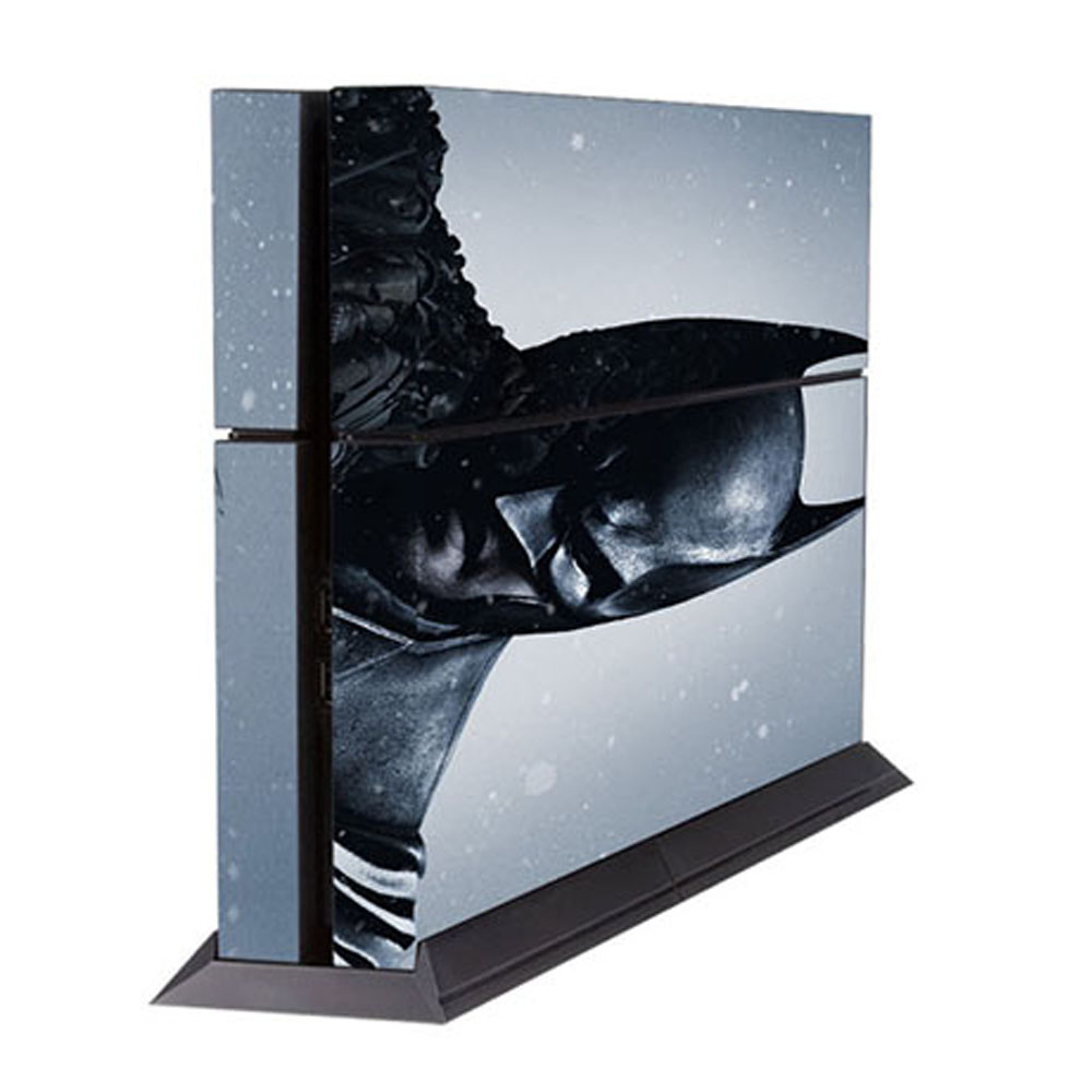 PlayStation 4-Konsole wird vertikal mit Batman-Design gezeigt, isoliert auf Weiß.