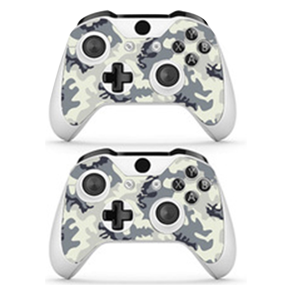 Zwei Xbox-Controller mit grauen und weißen Tarn-Skins, Tasten und Joysticks sichtbar.