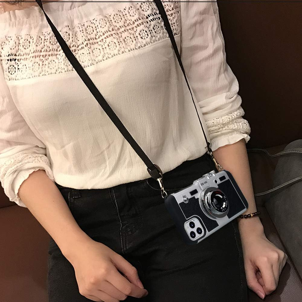 Person mit einem weißen Spitzenhemd und schwarzen Hosen, die eine kameraförmige Handyhülle mit einem Riemen hält.