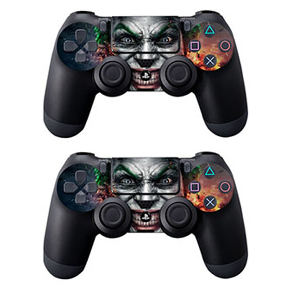 Zwei schwarze PS4-Controller. Jeder Controller zeigt das Gesicht des Jokers mit bunten Knopfgrafiken.