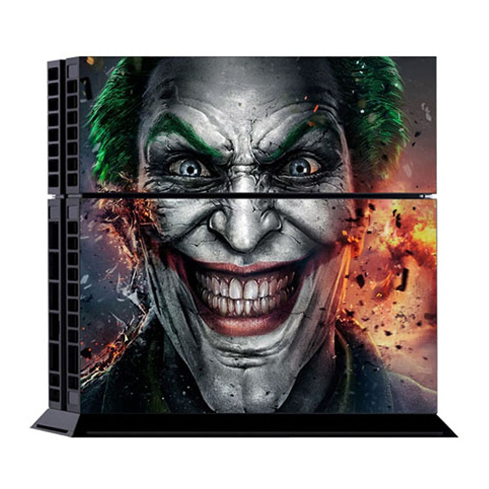 PS4-Konsole mit Joker-Gesicht. Die Konsole hat ein Joker-Gesicht-Design mit grünen Haaren und feurigem Hintergrund.