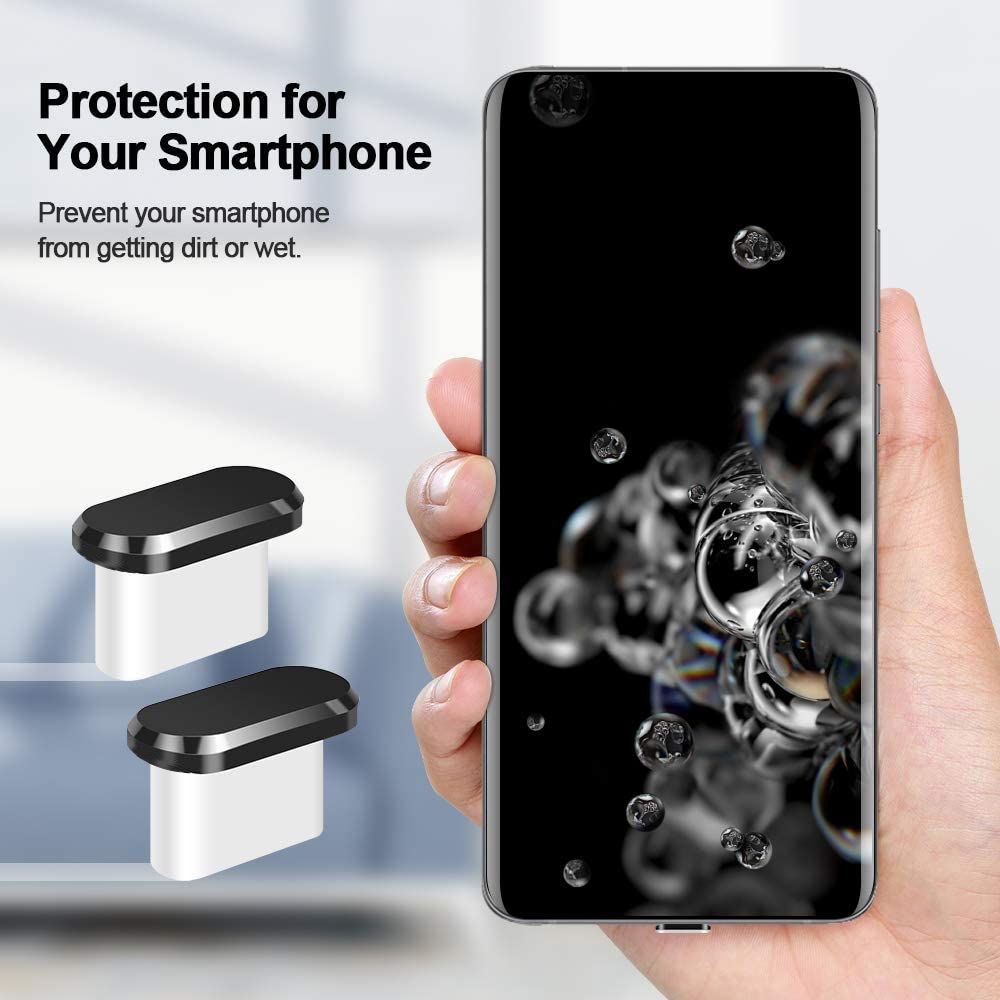 Eine Hand hält ein Telefon mit Staubschutzsteckern, um Schmutz und Nässe zu vermeiden.