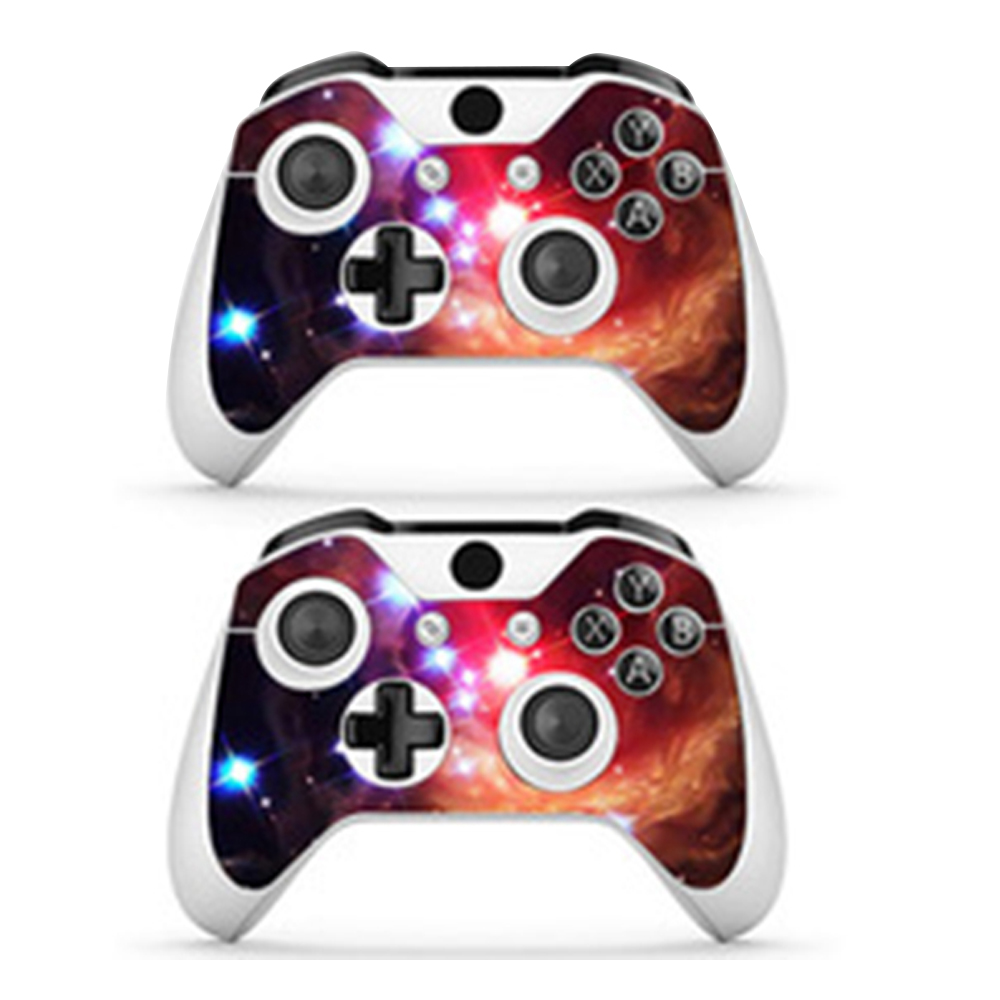 Zwei Xbox-Controller mit einem Galaxy-Skin vor einem weißen Hintergrund.