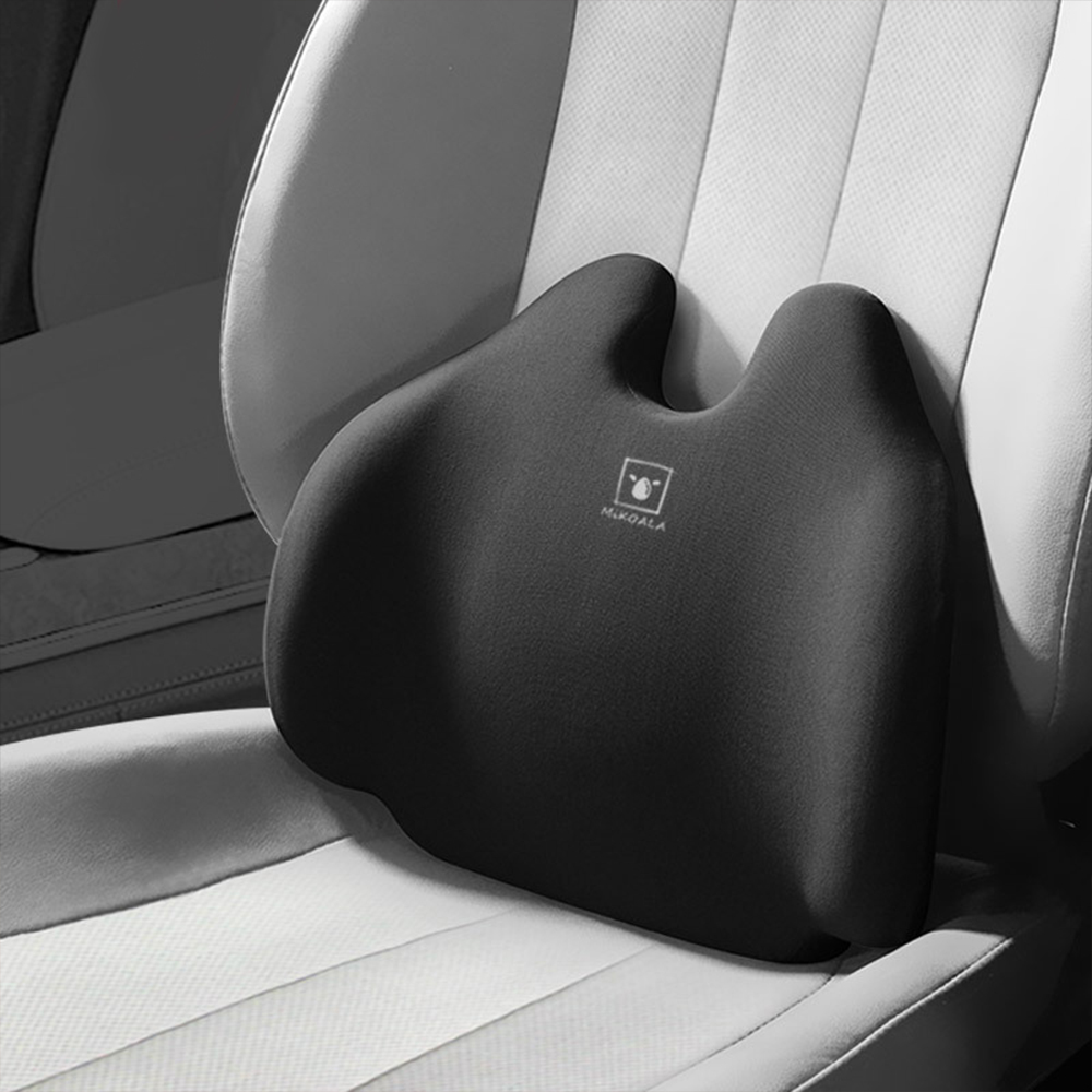 Schwarzes ergonomisches Sitzkissen auf einem weißen Autositz, für Lendenwirbelstütze und Komfort.