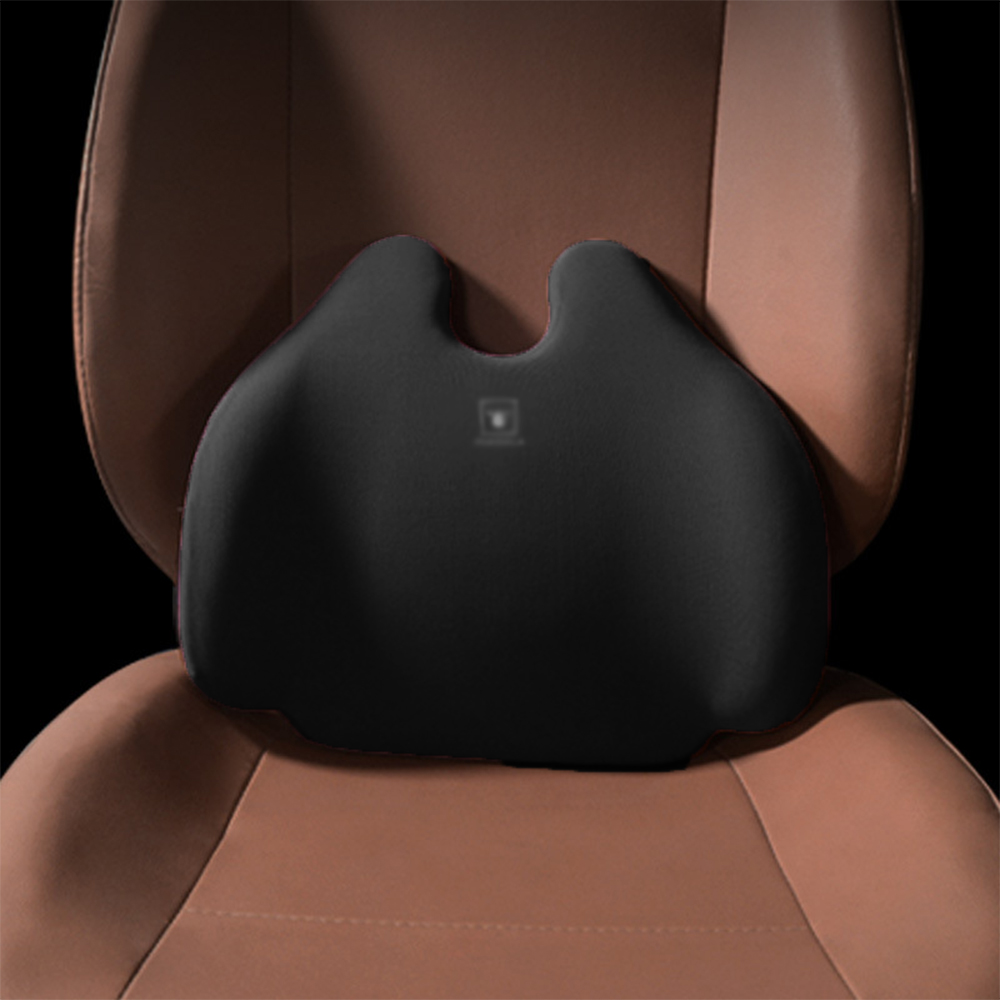 Schwarzes ergonomisches Sitzkissen auf einem braunen Autositz, das Halt bietet und die Haltung verbessert.