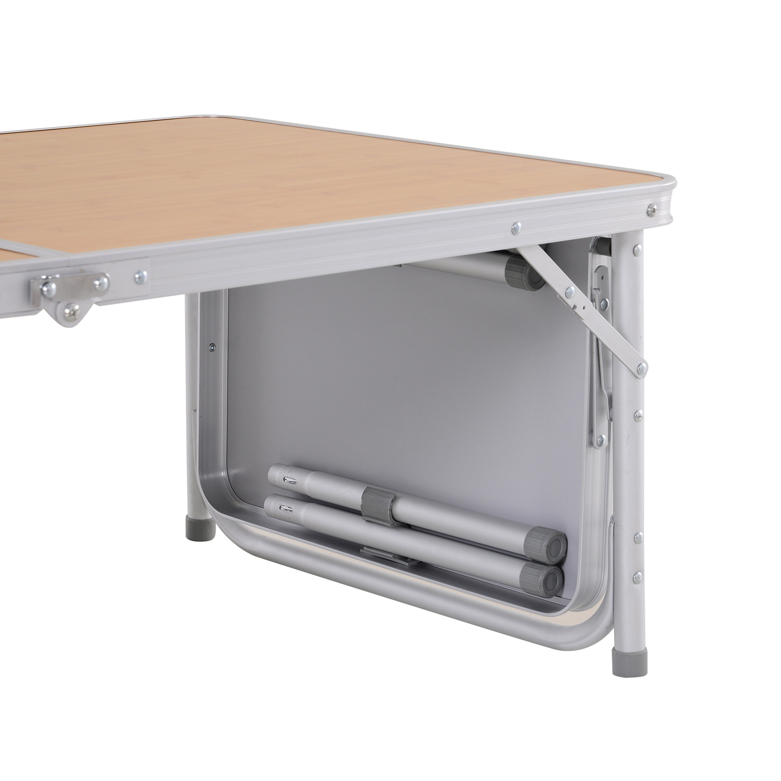 Una vista de cerca del mecanismo de plegado de las patas y la parte inferior de una mesa plegable. Es plateado y beige.