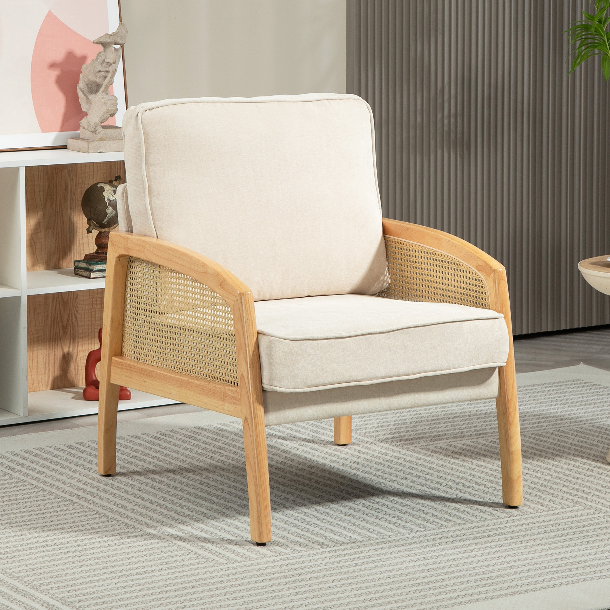 Un sillón color crema con marco de madera y laterales de ratán, en un salón.