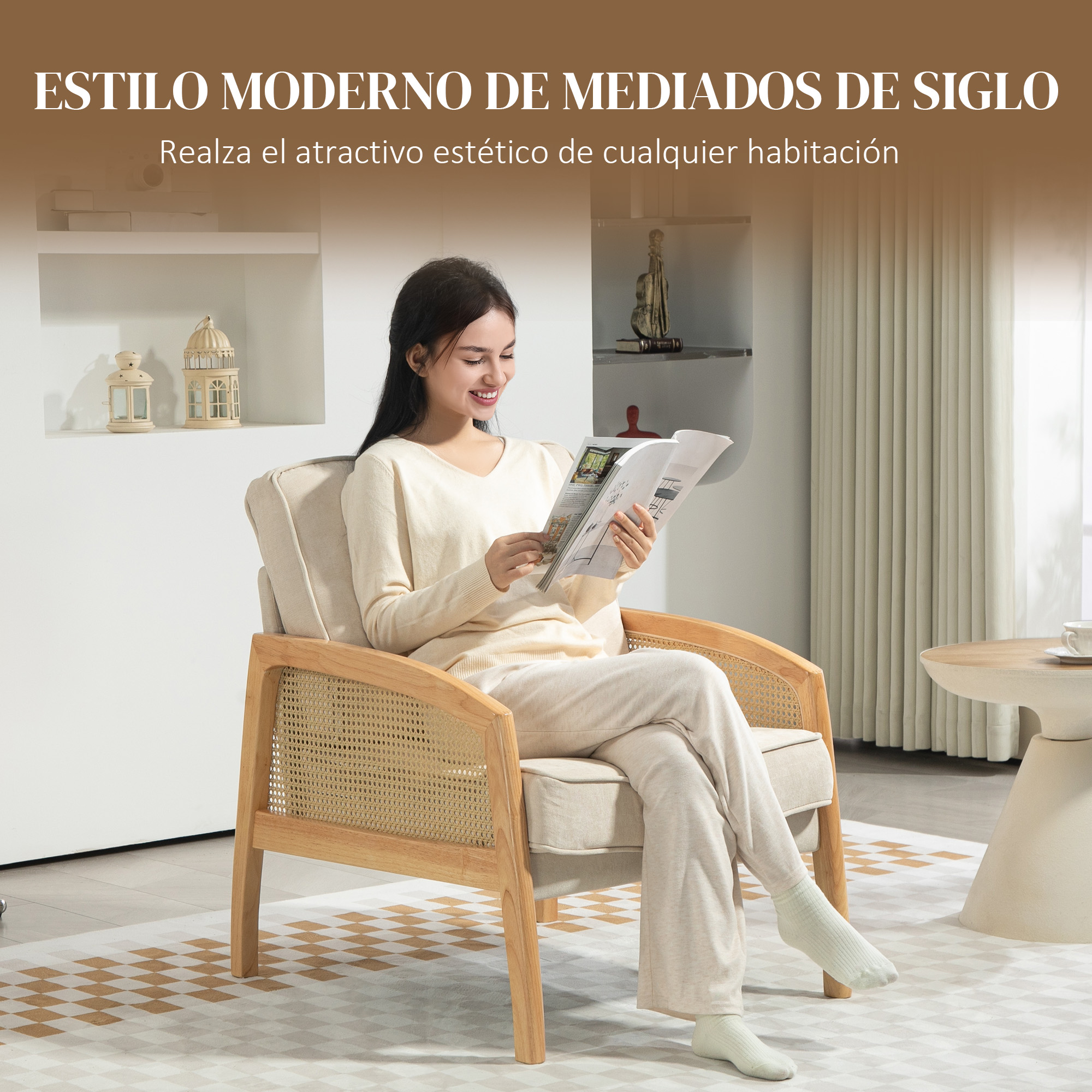 Mujer leyendo en un sillón beige con estructura de madera y laterales de mimbre en una habitación luminosa.