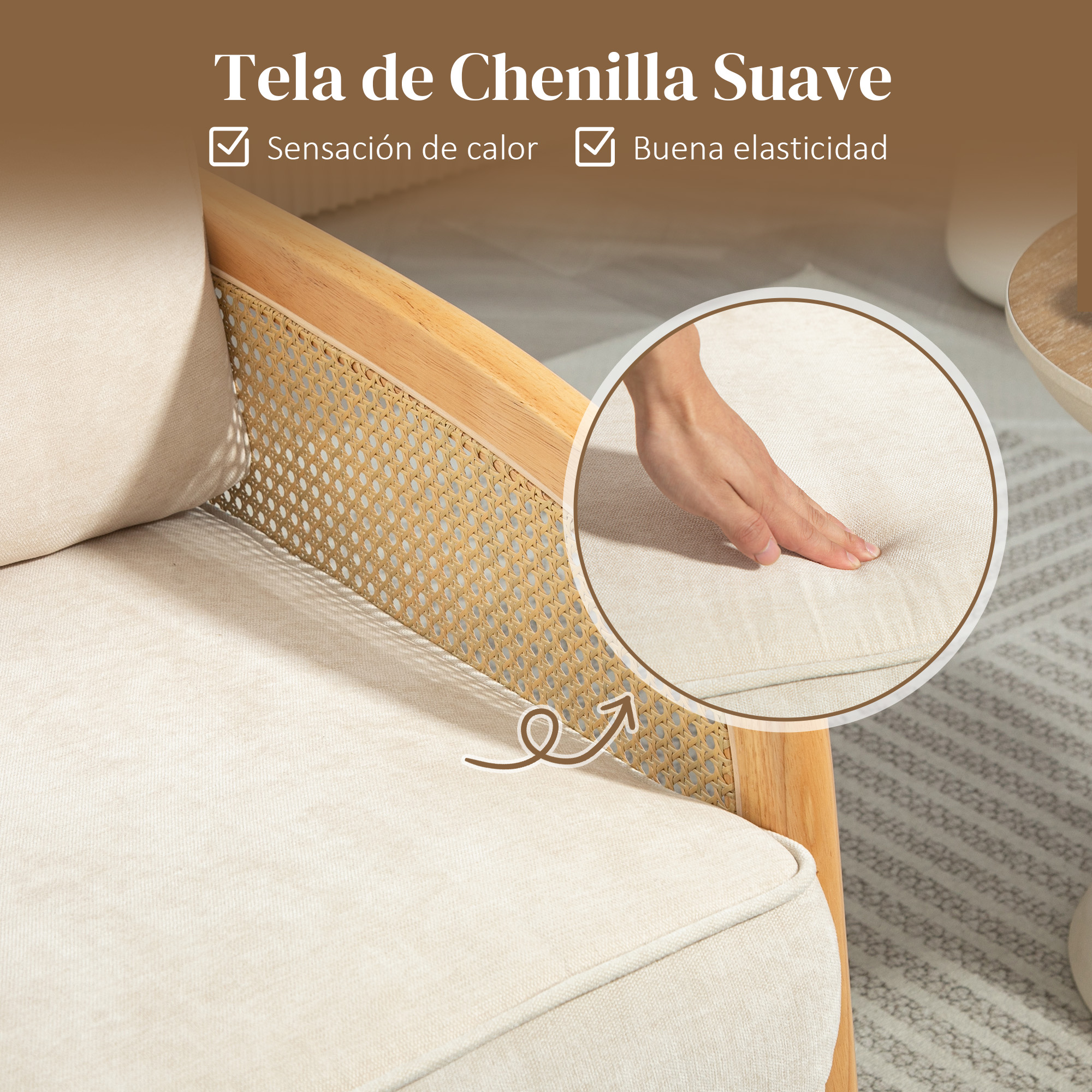 Primer plano de un cojín de color crema con marco de madera, que destaca la suave textura de la tela de chenilla.