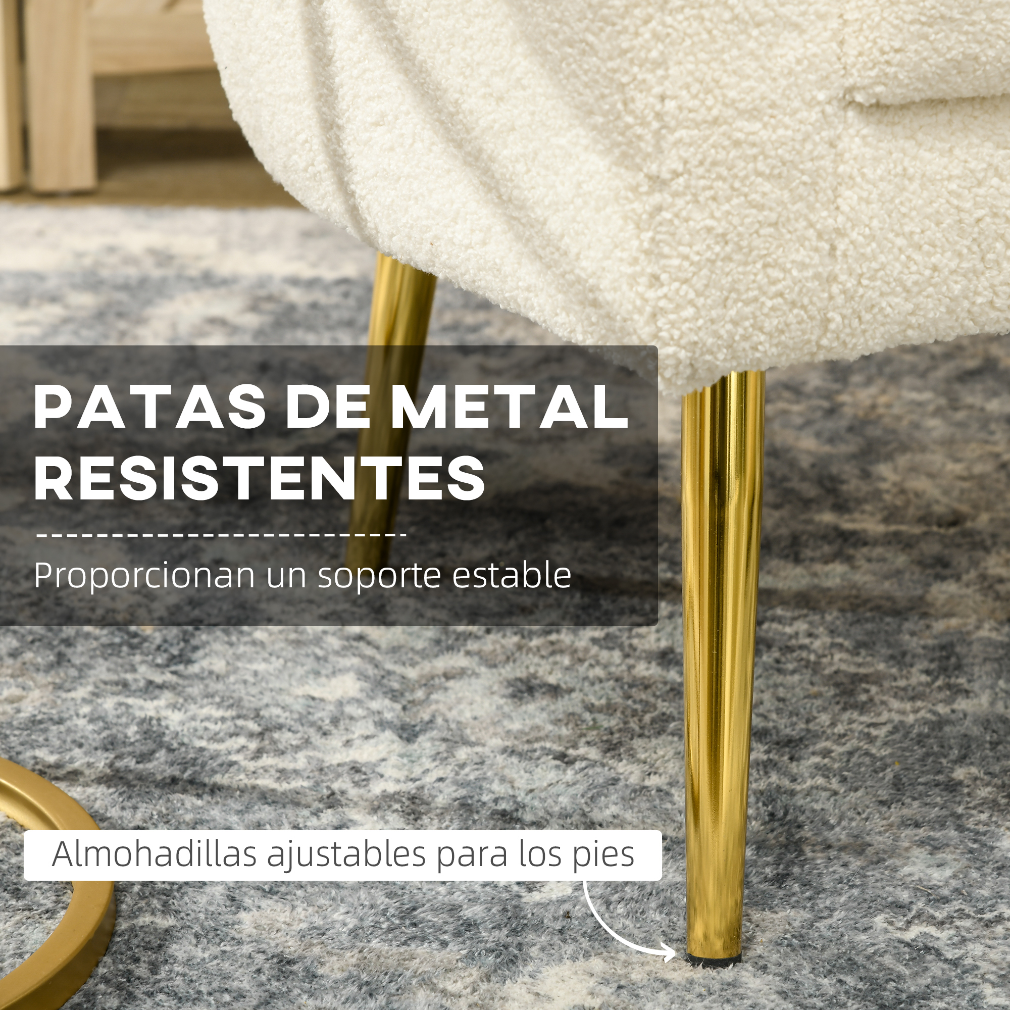 Primer plano de las patas de metal dorado de un sillón de color crema, destacando las almohadillas ajustables para los pies.
