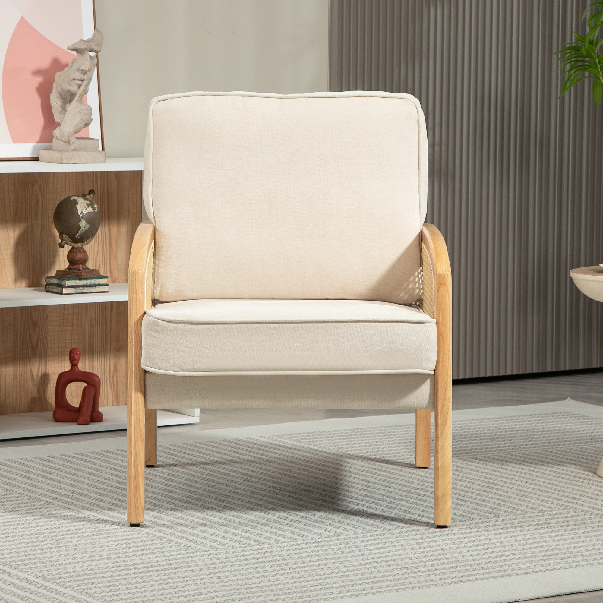 Sillón beige con estructura de madera clara y laterales de mimbre en una habitación.