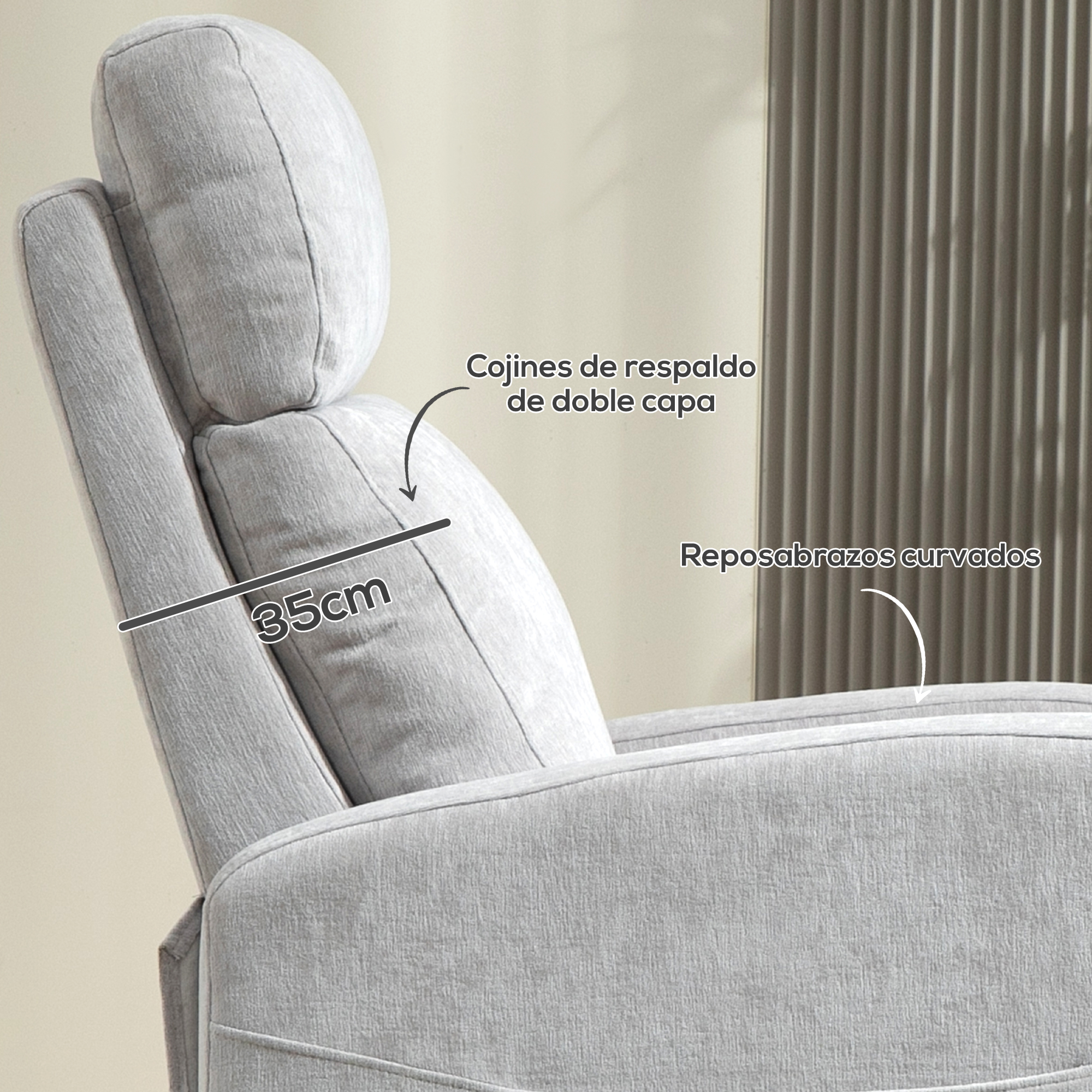 Primer plano del reposacabezas y el reposabrazos del sillón gris. Reposabrazos curvos, reposacabezas de doble capa.