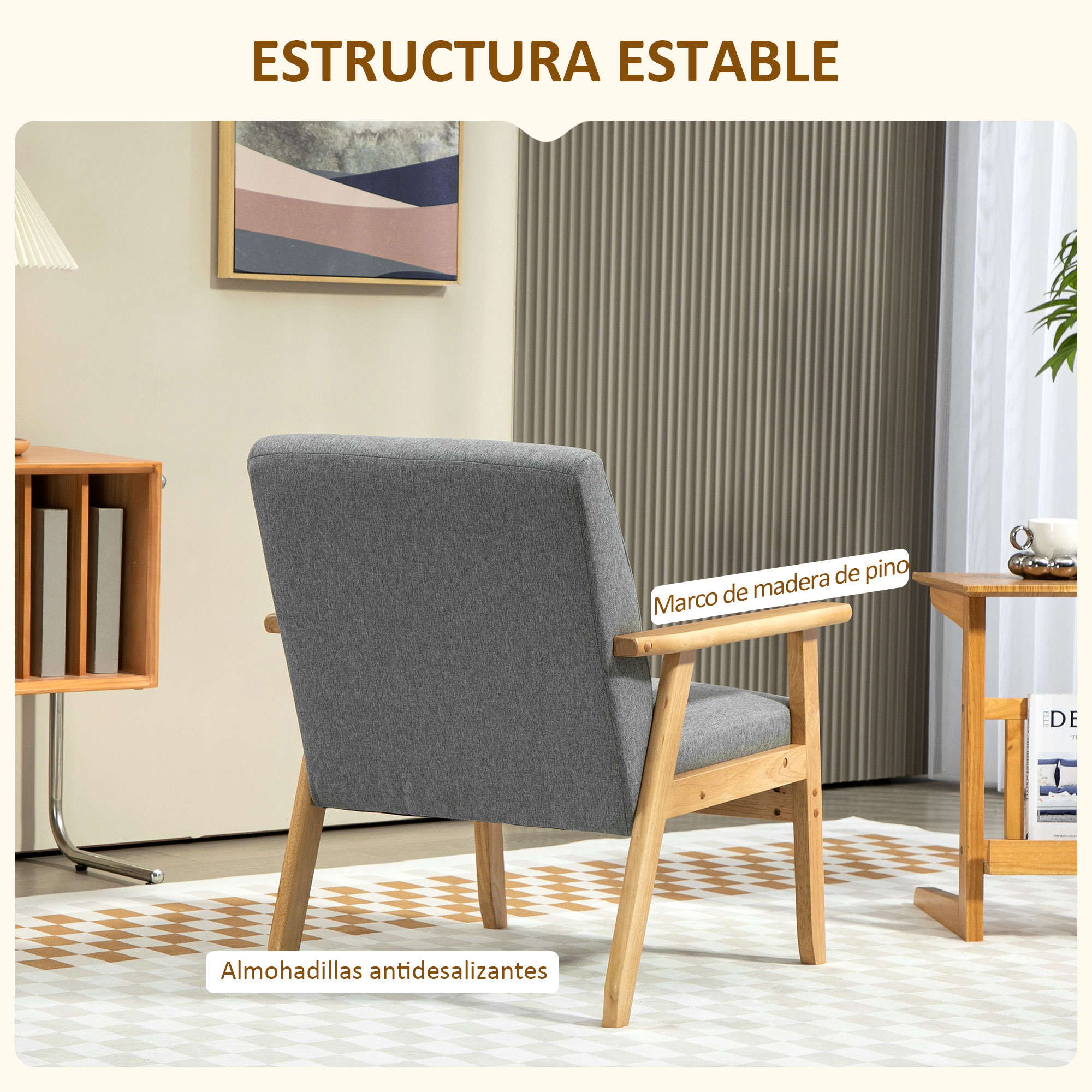 La parte posterior de un sillón gris con molduras de madera, sobre una alfombra estampada, con muebles de madera alrededor.
