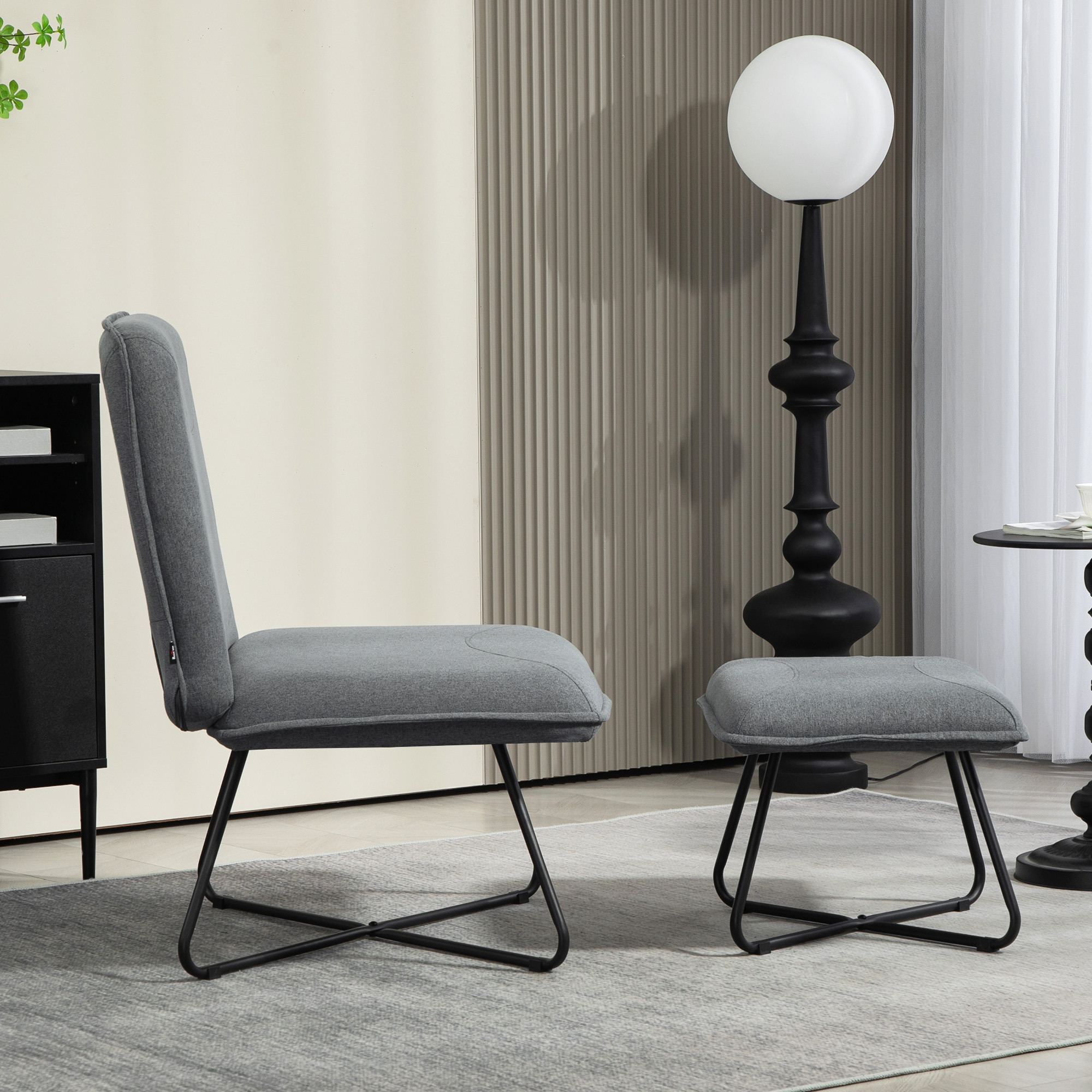 Juego de silla y reposapiés grises, marco negro, vista lateral.