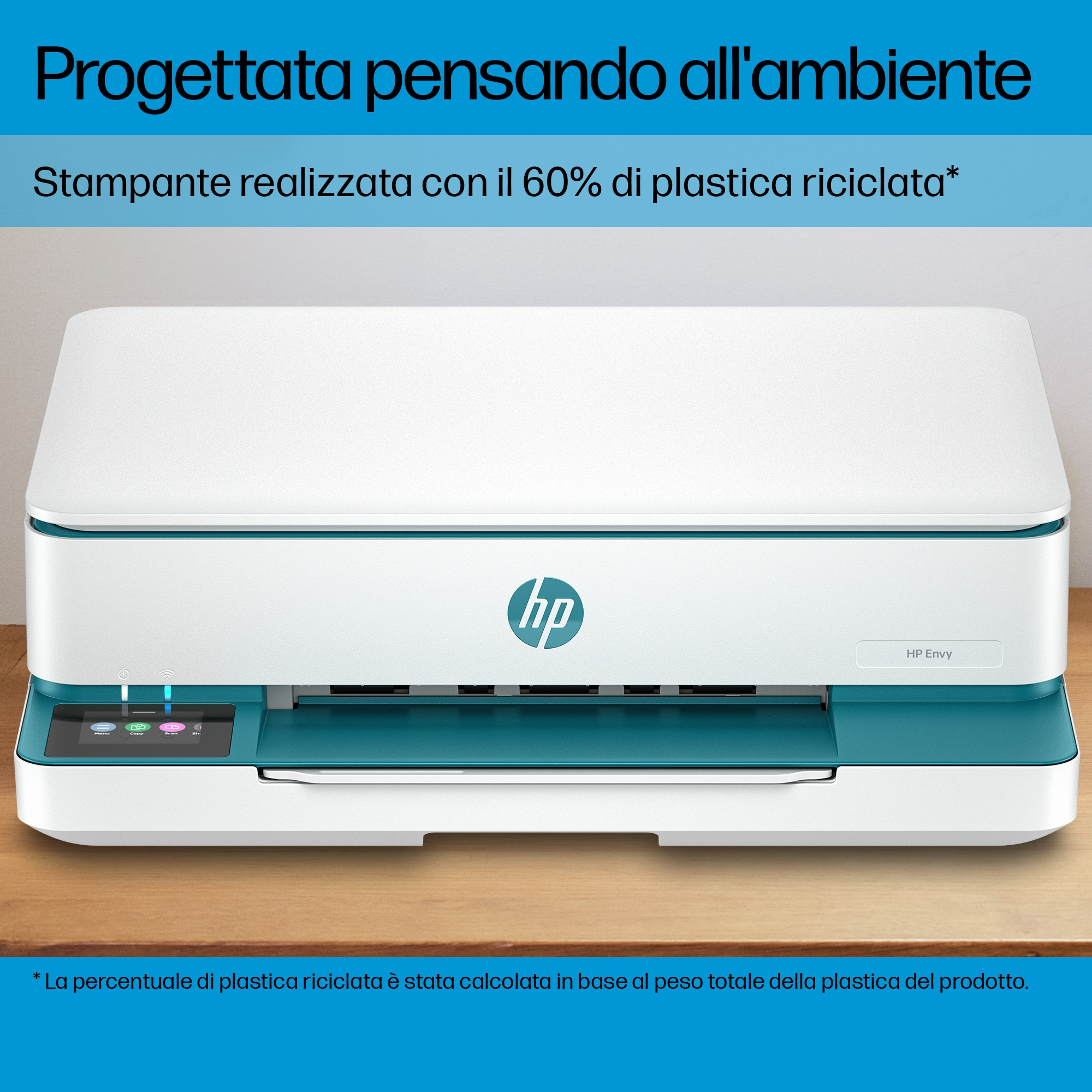 Una impresora HP Envy blanca y verde azulado está fabricada con un 60% de plástico reciclado, promoviendo la sostenibilidad ambiental.