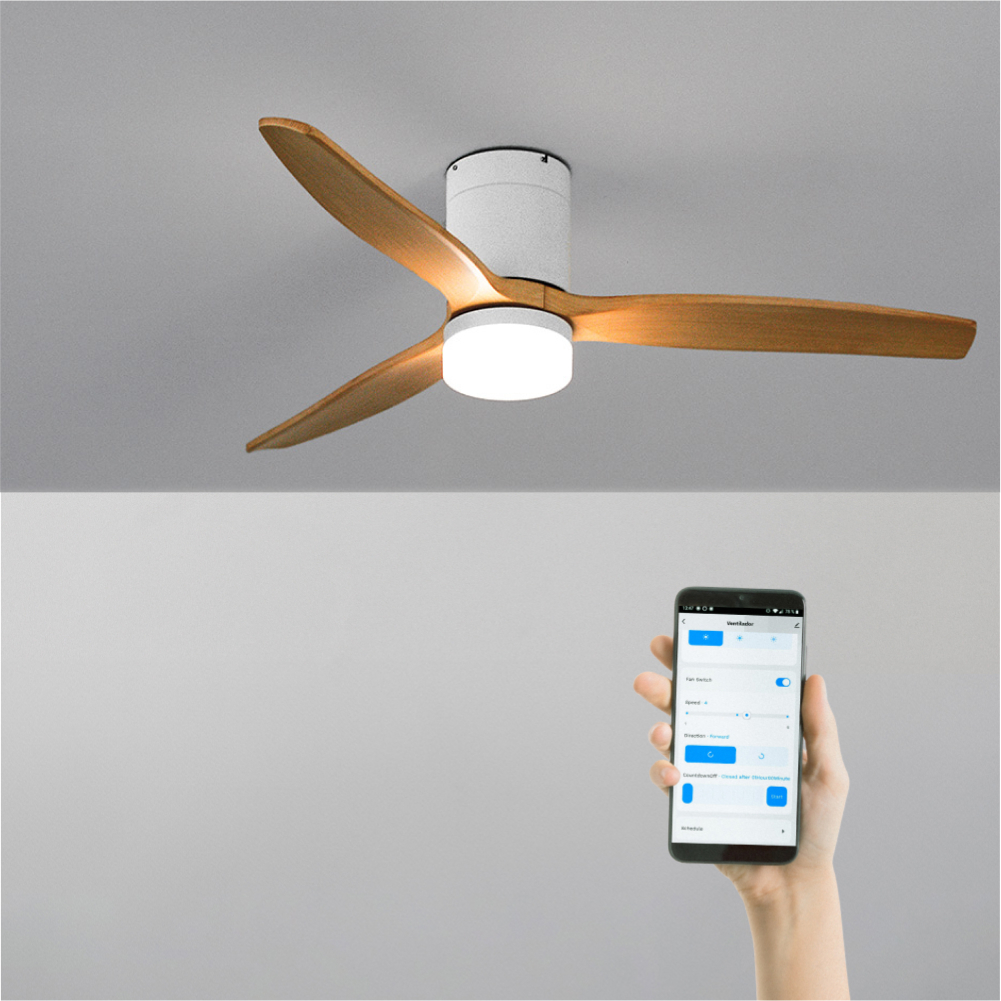 Ventilador de techo con aspas de madera. Una mano usa un teléfono inteligente para controlar el ventilador.