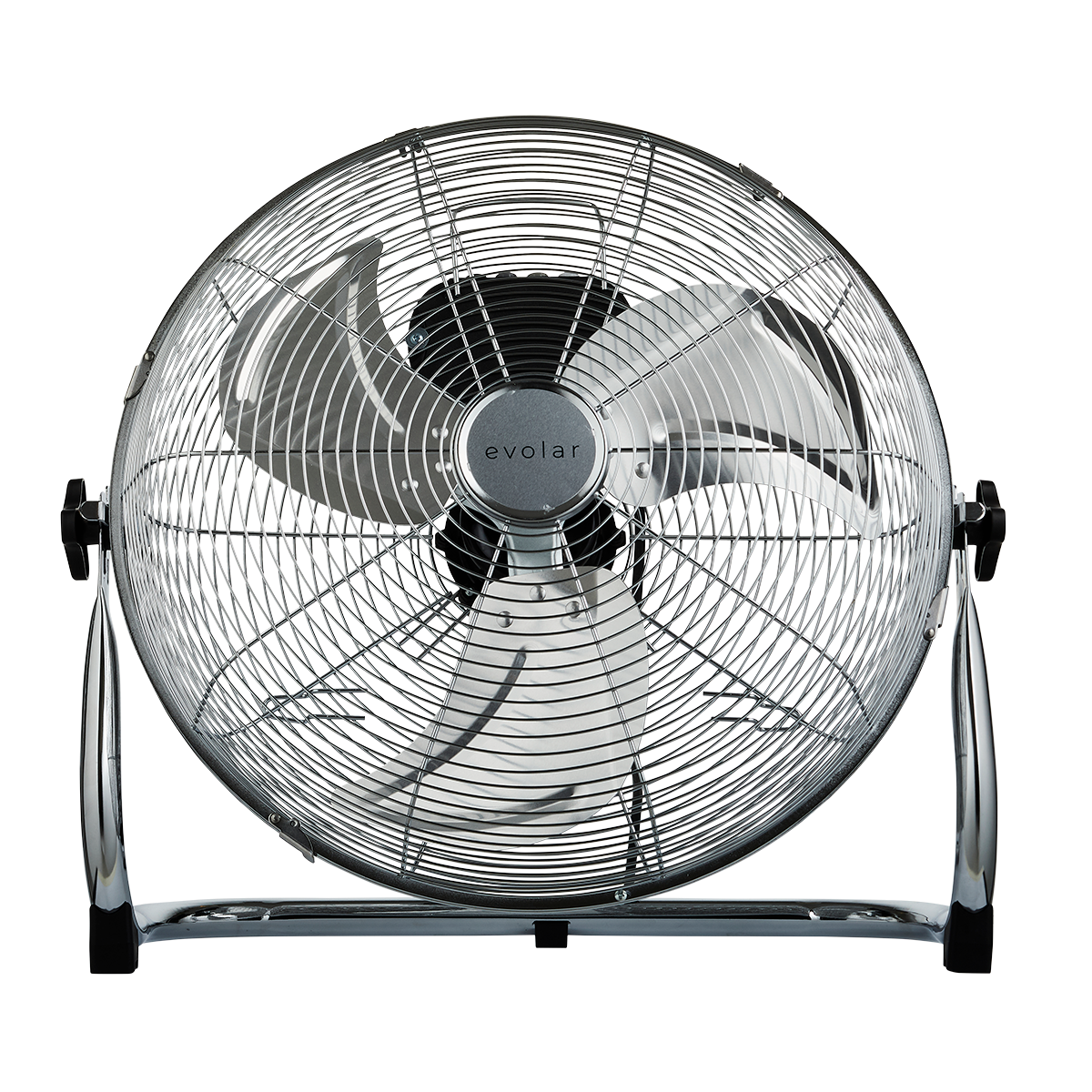 Un ventilatore da terra cromato con una gabbia di filo metallico. Ha tre pale e uno sfondo nero.