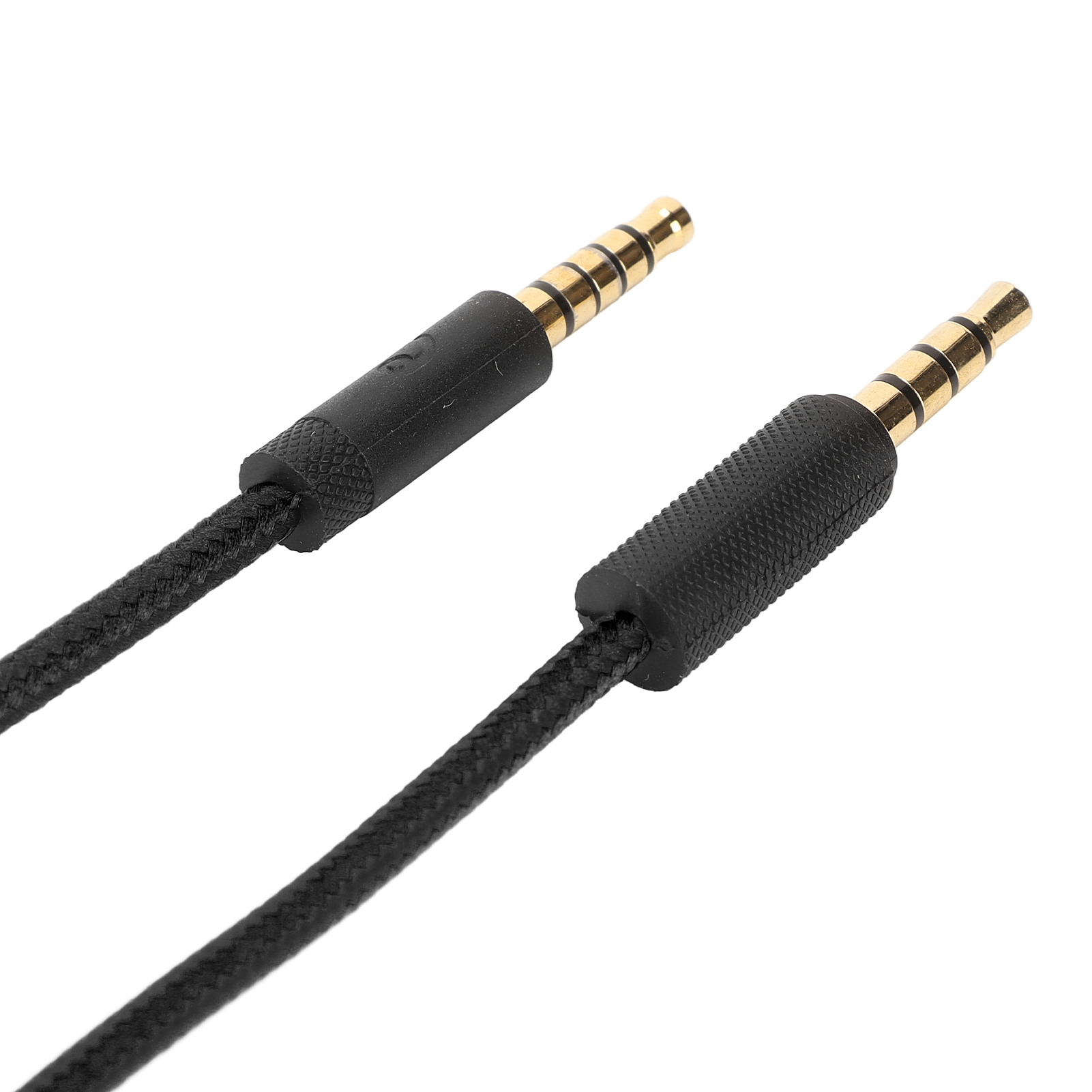 Nahaufnahme von zwei schwarzen Audio-Anschlüssen mit goldfarbenen Spitzen, die mit einem schwarzen Kabel verbunden sind.