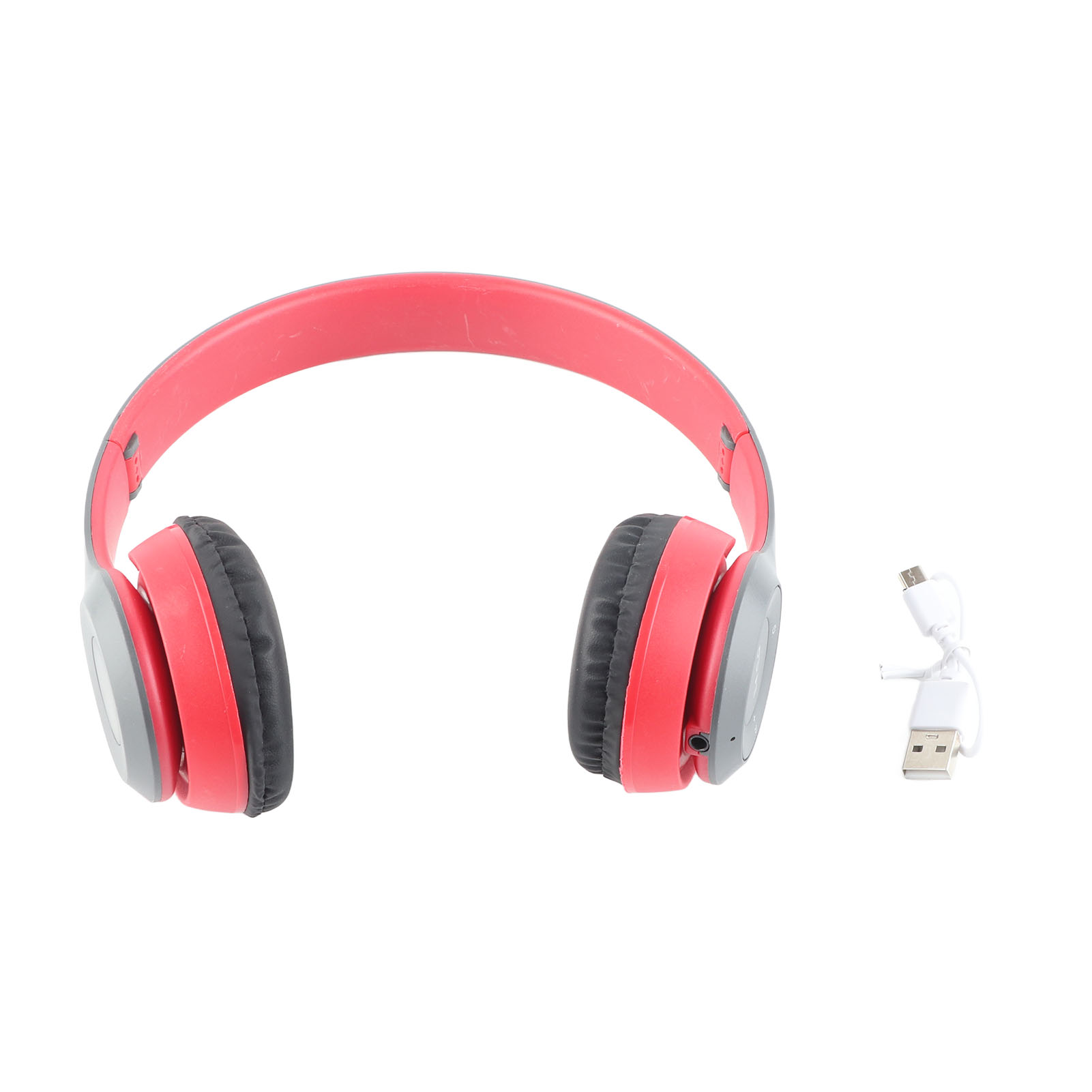 Rote und graue Kopfhörer mit Ladekabel. Graue Ohrmuscheln und rotes Band.
