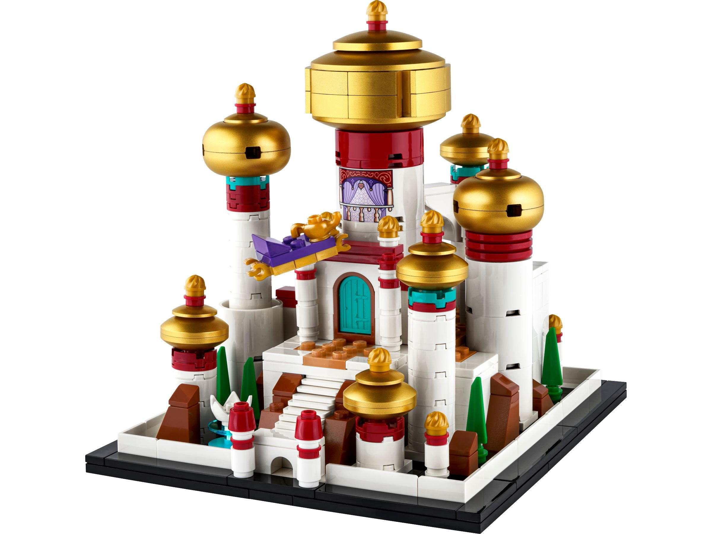 Ein Lego-Modell von Agrabah Castle aus Aladdin mit weißen Mauern, goldenen Kuppeln und türkisfarbenen Akzenten.