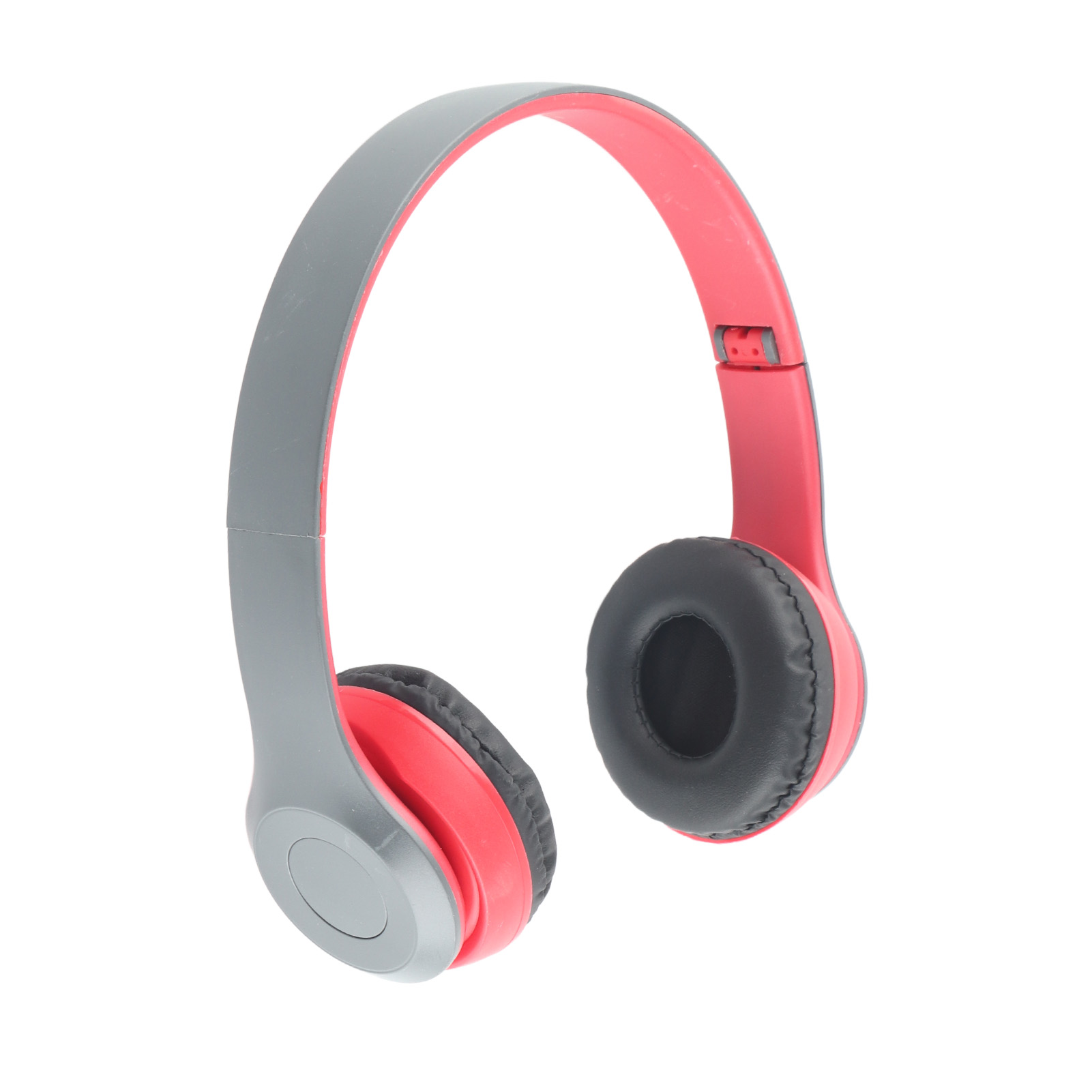 Rote und graue Over-Ear-Kopfhörer mit schwarzen Ohrmuscheln, isoliert auf Weiß. Das Design ist schlicht und modern.