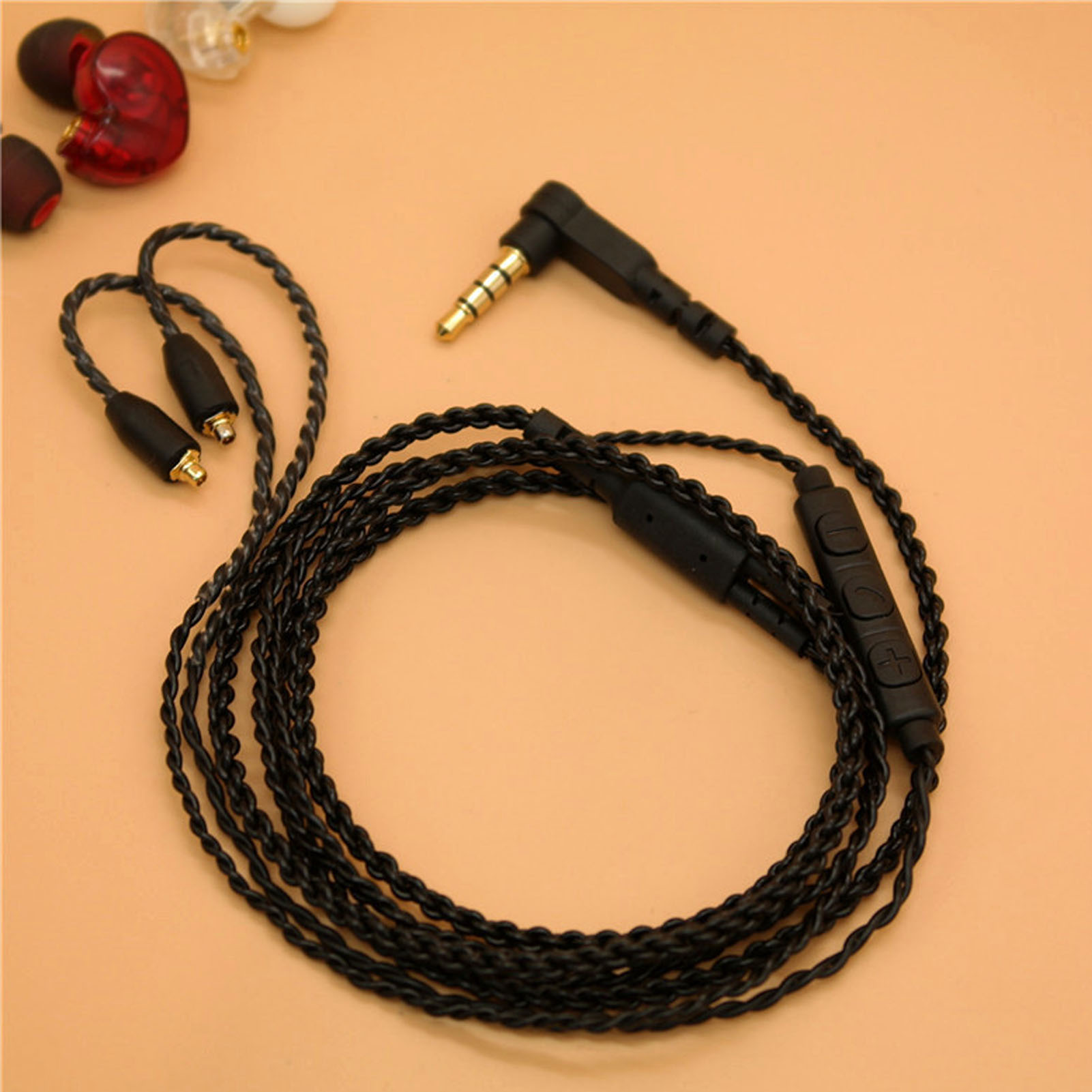 Ohrhörer mit schwarzem Kabel und goldfarbenem Stecker. Die Ohrhörer sind schwarz und haben eine runde Form.