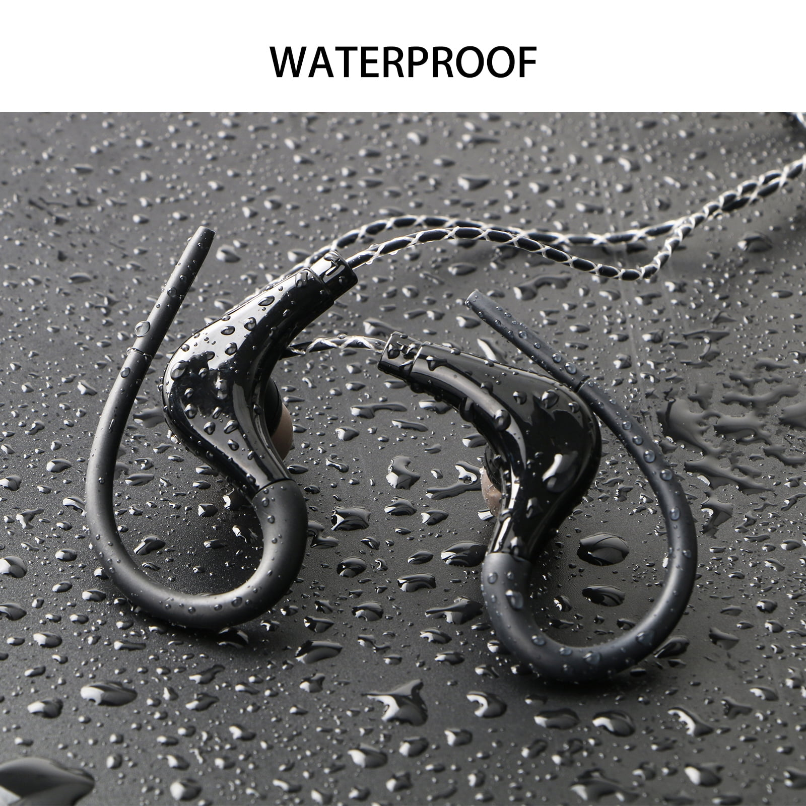 Schwarze, wasserdichte Ohrhörer mit Kabelverbindung, dargestellt auf einer feuchten, dunklen Oberfläche.