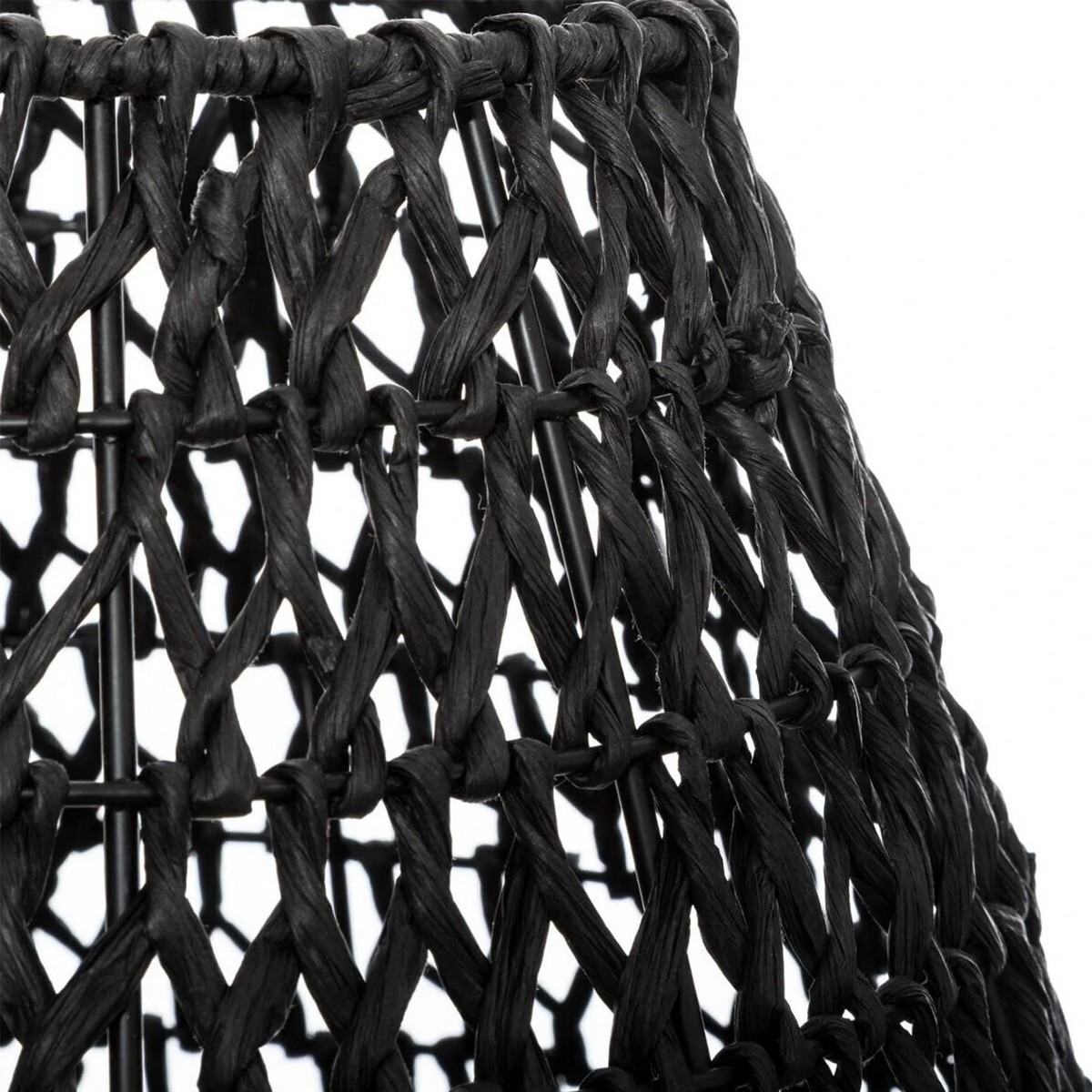 Primer plano de material tejido negro, posiblemente una pantalla de lámpara o una cesta.