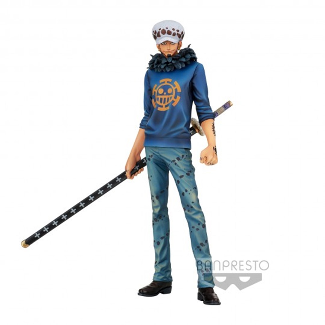 Figura de One Piece Trafalgar Law con sudadera y vaqueros azules, sosteniendo un bastón largo.