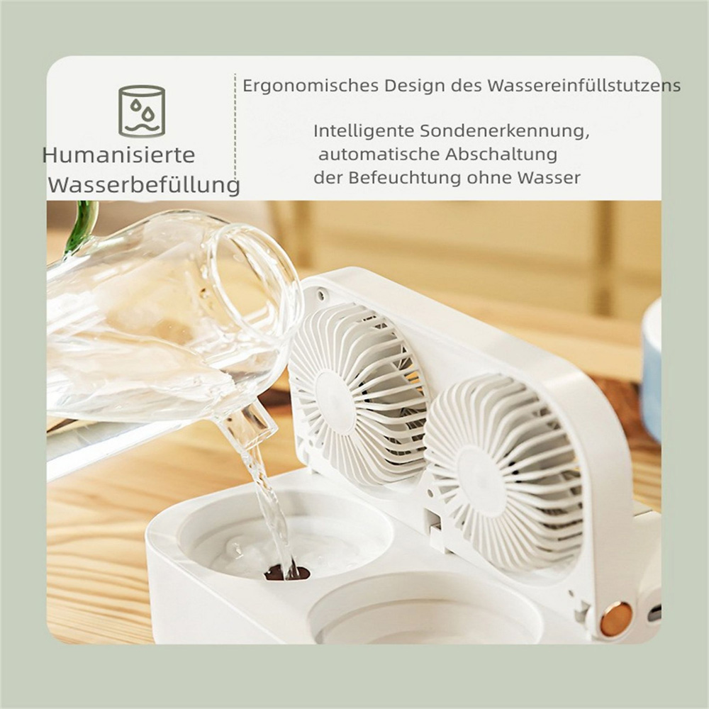 Ein weißer Ventilator mit zwei Lüftern wird mit Wasser aus einem klaren Glaskrug gefüllt.
