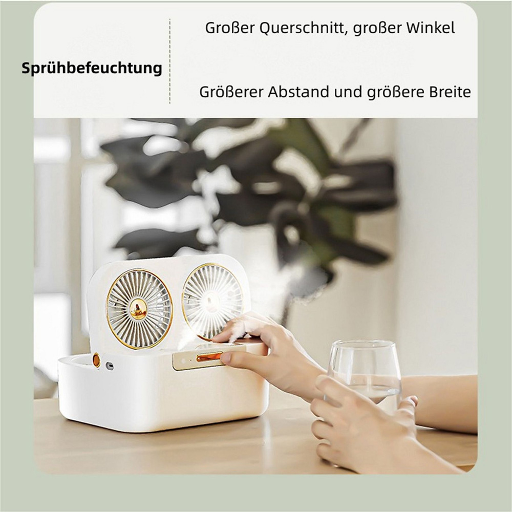 Eine Person fügt einem weißen Ventilator Wasser hinzu. Der Ventilator hat zwei Lüfter und goldfarbene Verzierungen.