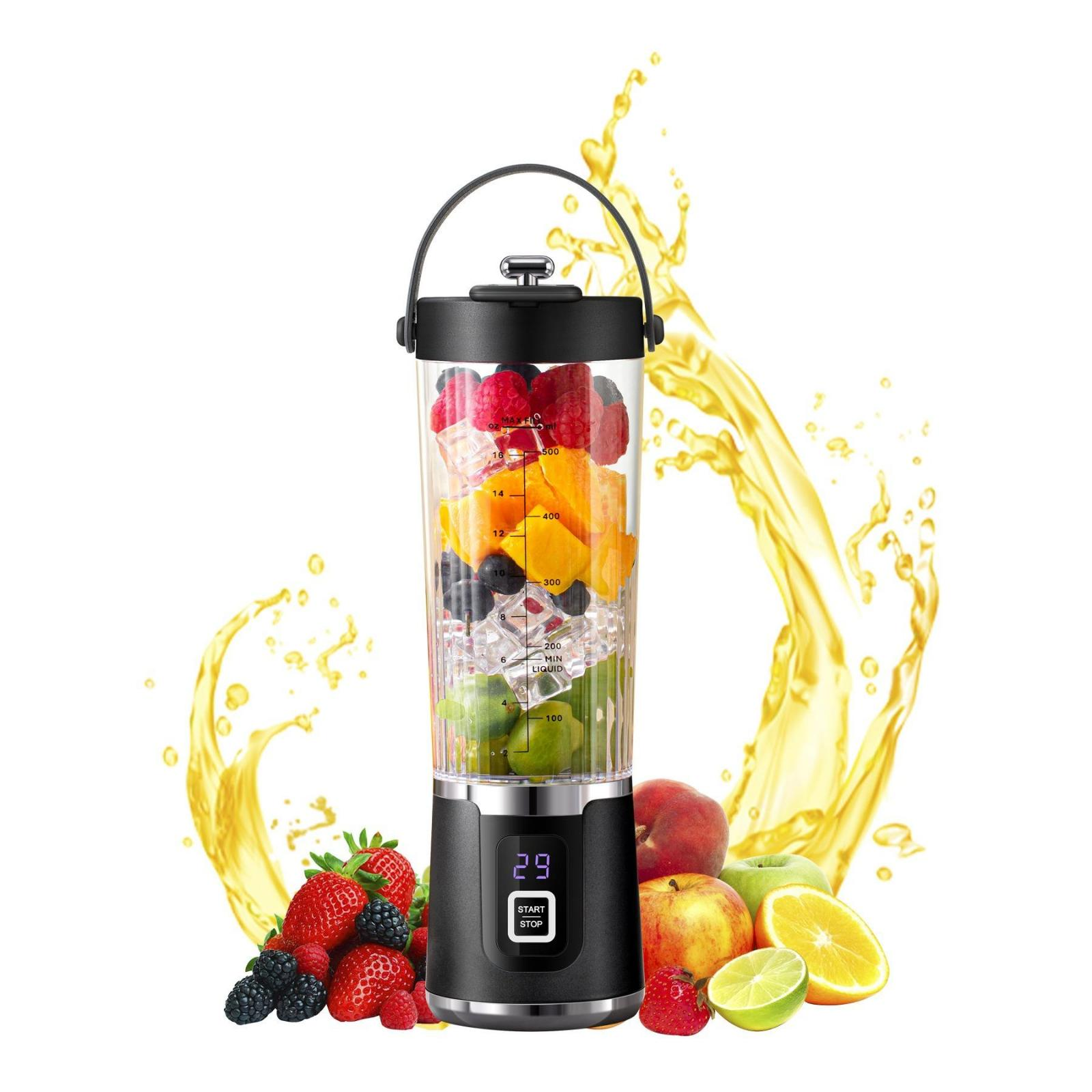 Ein Mixer mit Früchten und Eiswürfeln, mit Griff. Saft gießt heraus.