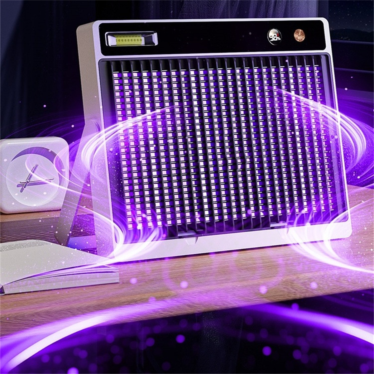 Eine weiße Mückenvernichtungslampe auf einem Schreibtisch mit einem violetten Schein, neben einer Uhr.