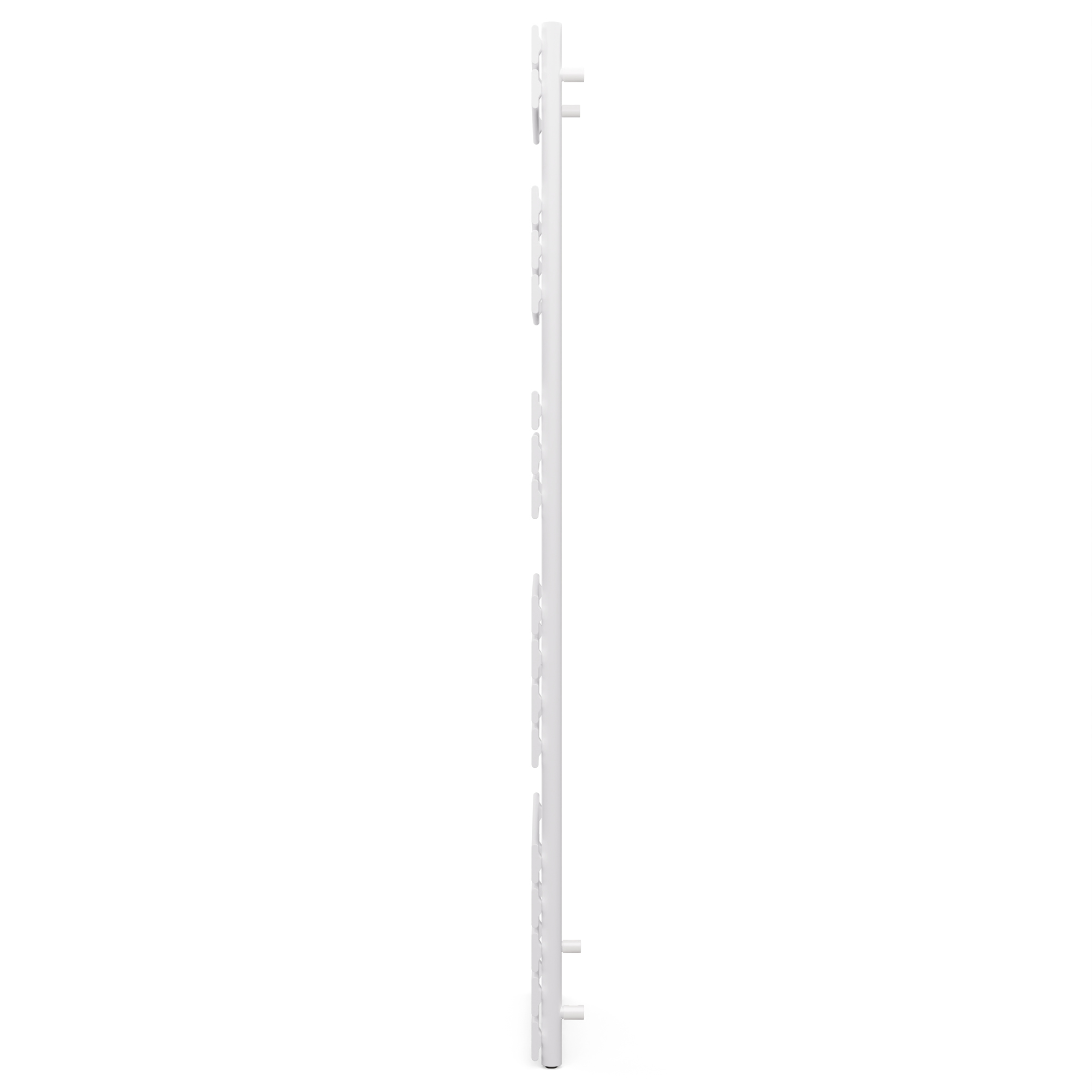 Un radiatore verticale bianco con connettori visibili, visto di lato, isolato su bianco.