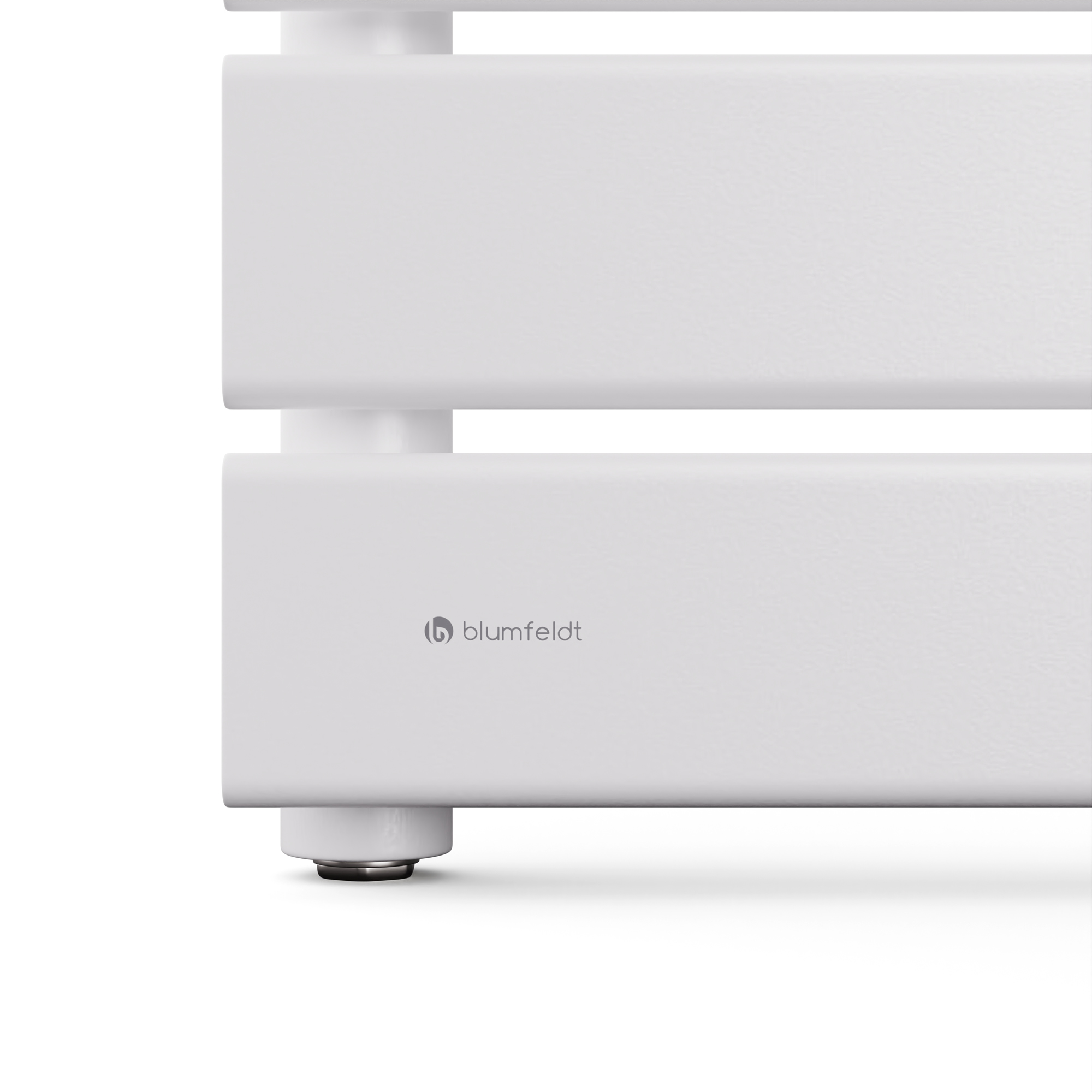 Primo piano della base di un radiatore bianco con il logo 'blumfeldt', su sfondo bianco.
