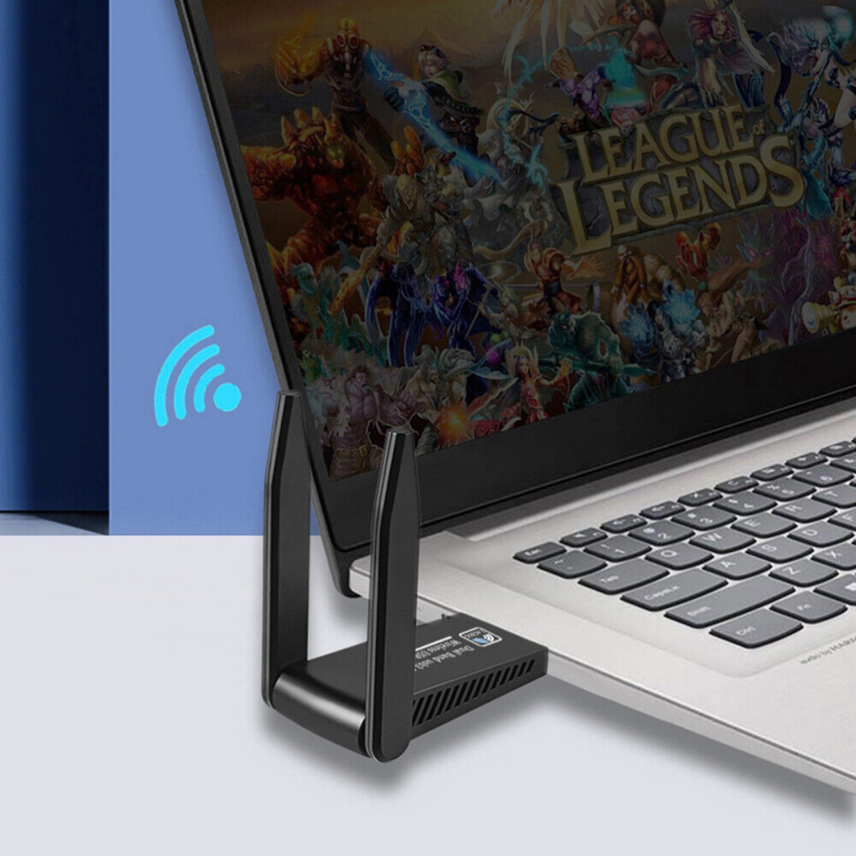 Ein Dualband-Wireless-USB-Adapter ist an einen Laptop angeschlossen.
