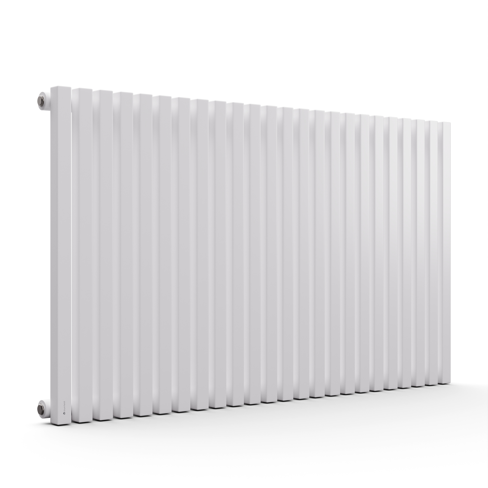Un radiatore verticale bianco con molte barre verticali sottili e distanziate uniformemente. Il radiatore è su uno sfondo bianco.