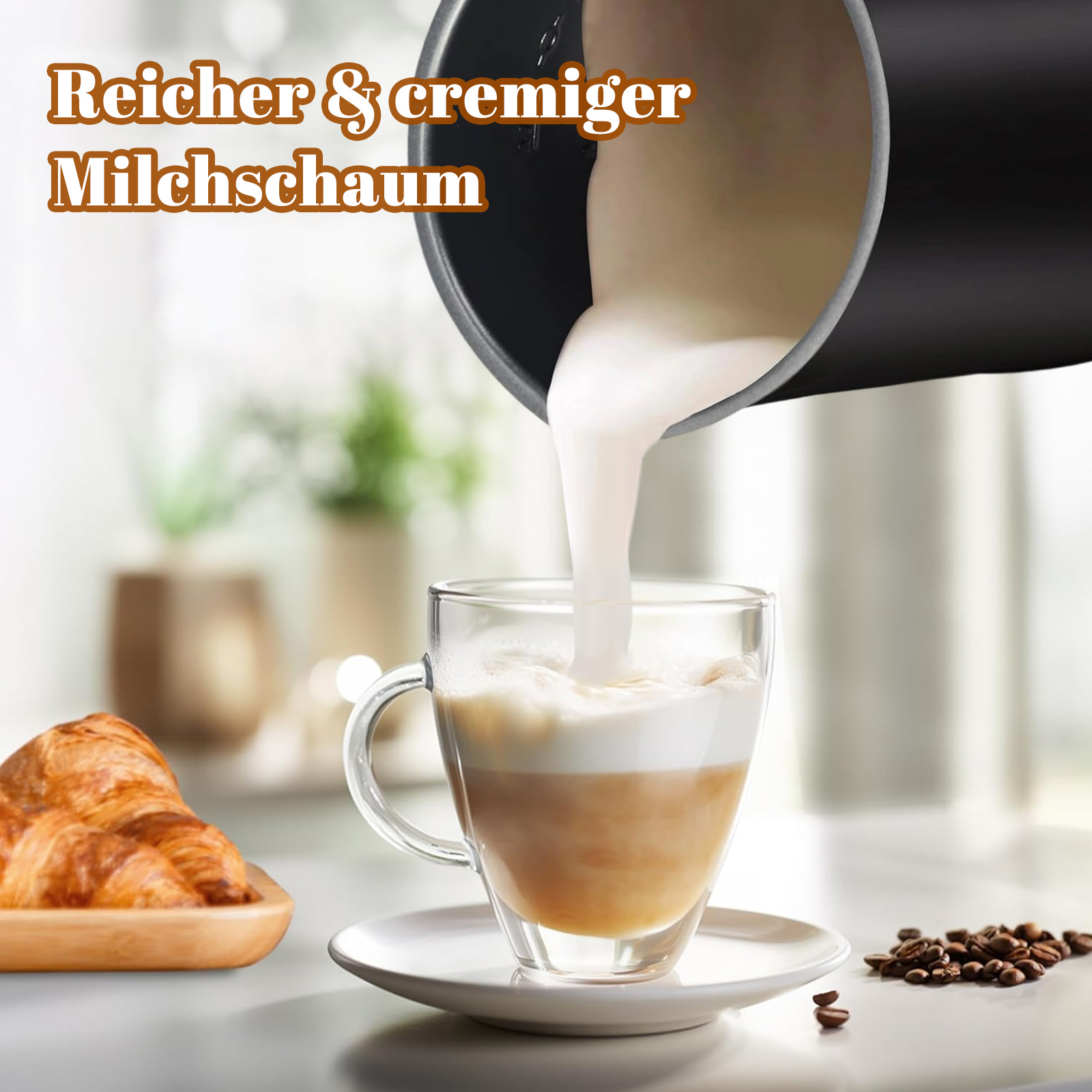 Das Bild zeigt, wie Milchschaum in ein Glas Kaffee gegossen wird. Auf dem Tisch steht ein Croissant.