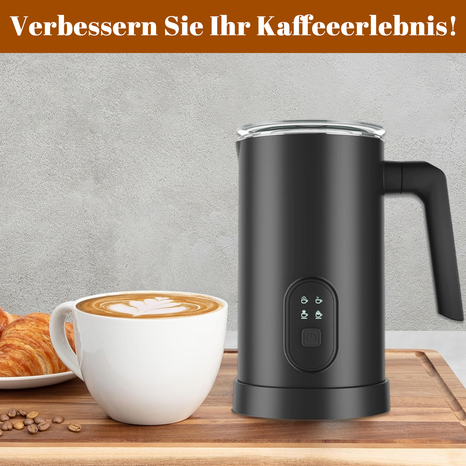 Das Bild zeigt einen schwarzen Milchaufschäumer neben einer Tasse Kaffee auf einem Holzbrett. Der Hintergrund ist grau.
