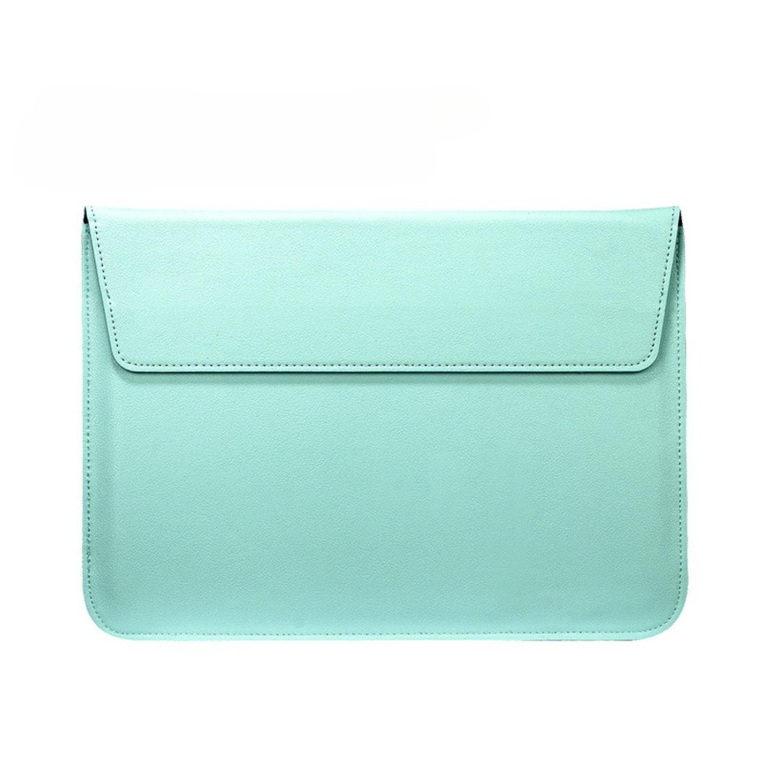 Eine helltürkisfarbene Laptoptasche mit Klappenverschluss. Die Tasche liegt auf einer weißen Oberfläche.