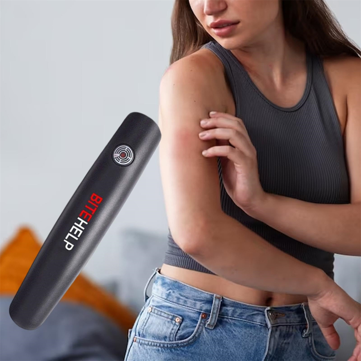 Frau berührt Arm mit Biss. Schwarzes Bite Helper-Gerät mit rotem Text und Logo daneben.