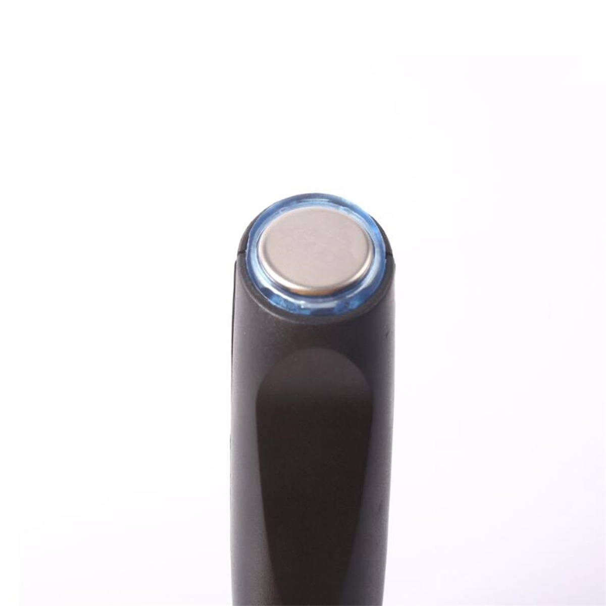 Nahaufnahme des Endes eines schwarzen Bite Helper-Geräts. Ein silberner Knopf ist sichtbar.