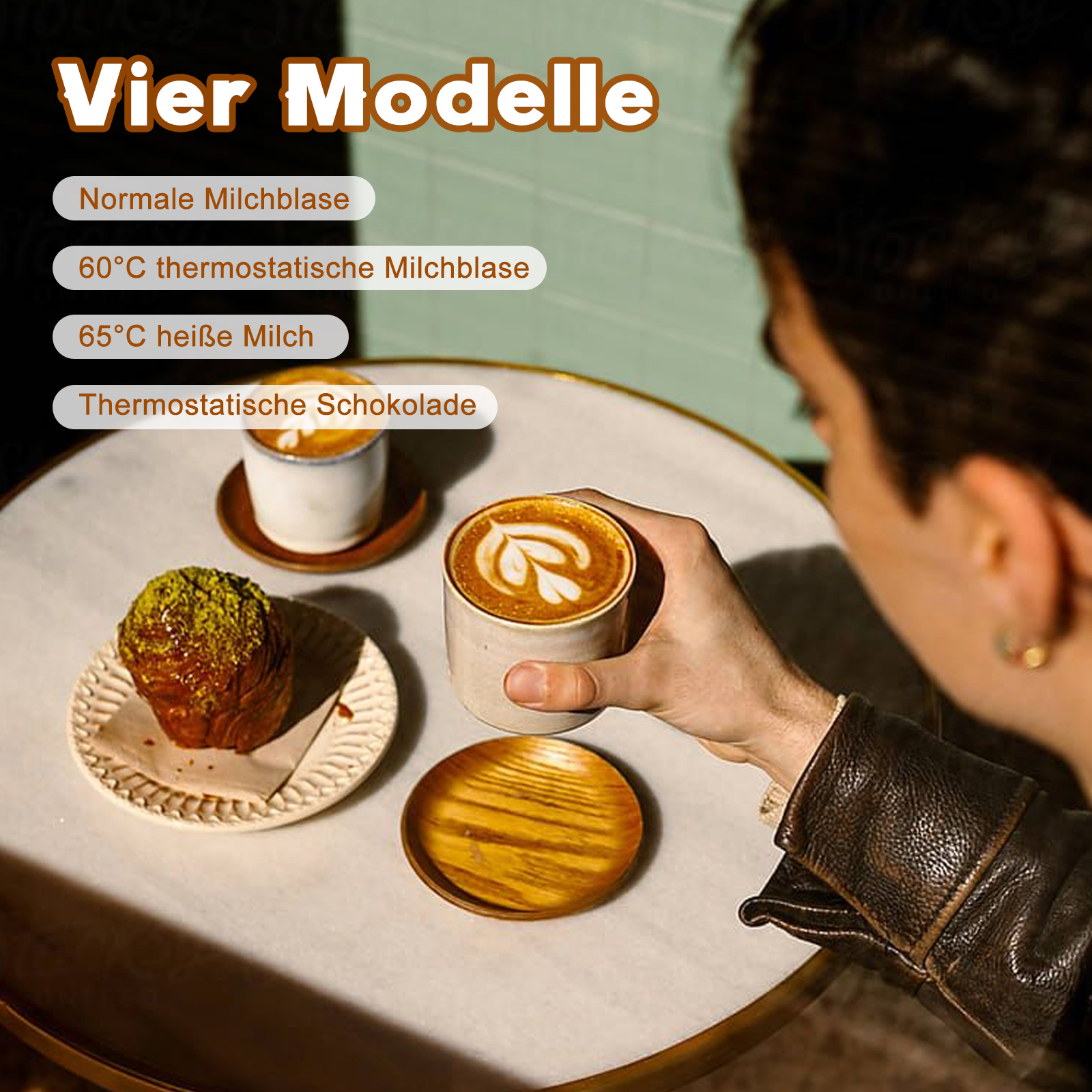 Person mit Kaffeetassen und Gebäck, mit vier Modellen mit unterschiedlichem Milchschaum.